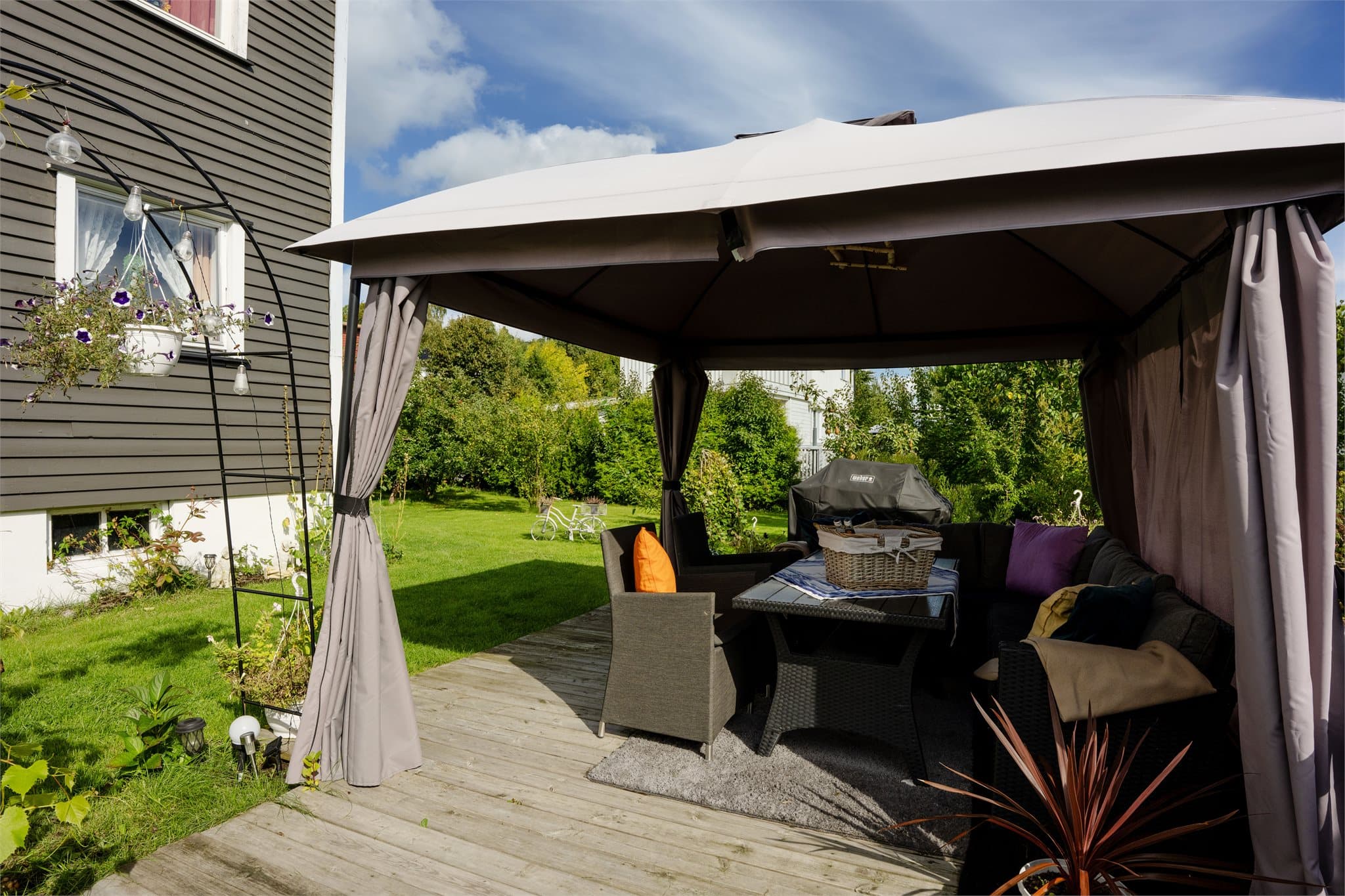 Paviljongen gir en lun og overbygd sitteplass i hagen.