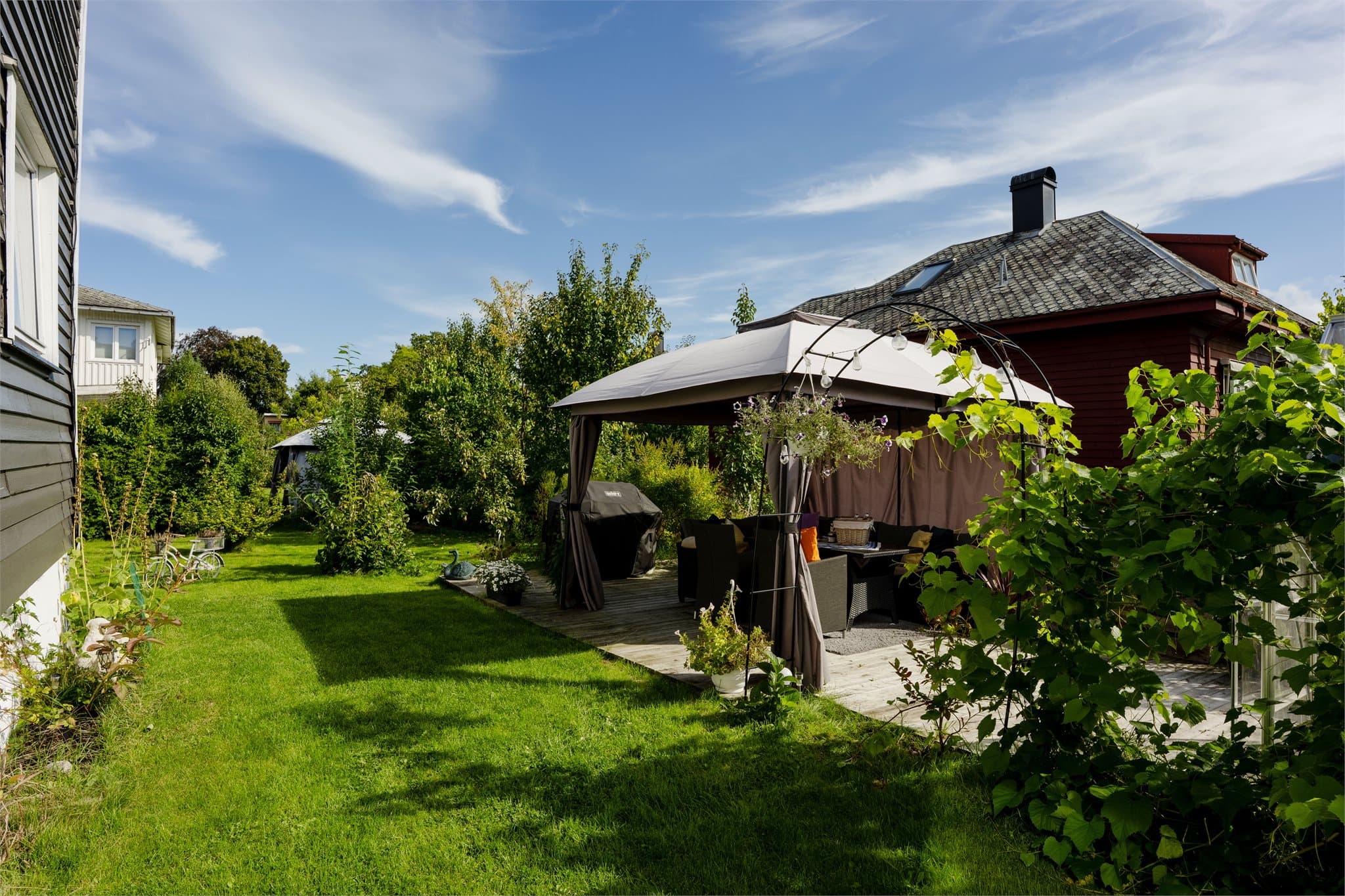 Uteområdet knytter sammen sitteplasser under paviljongen og drivhuset.