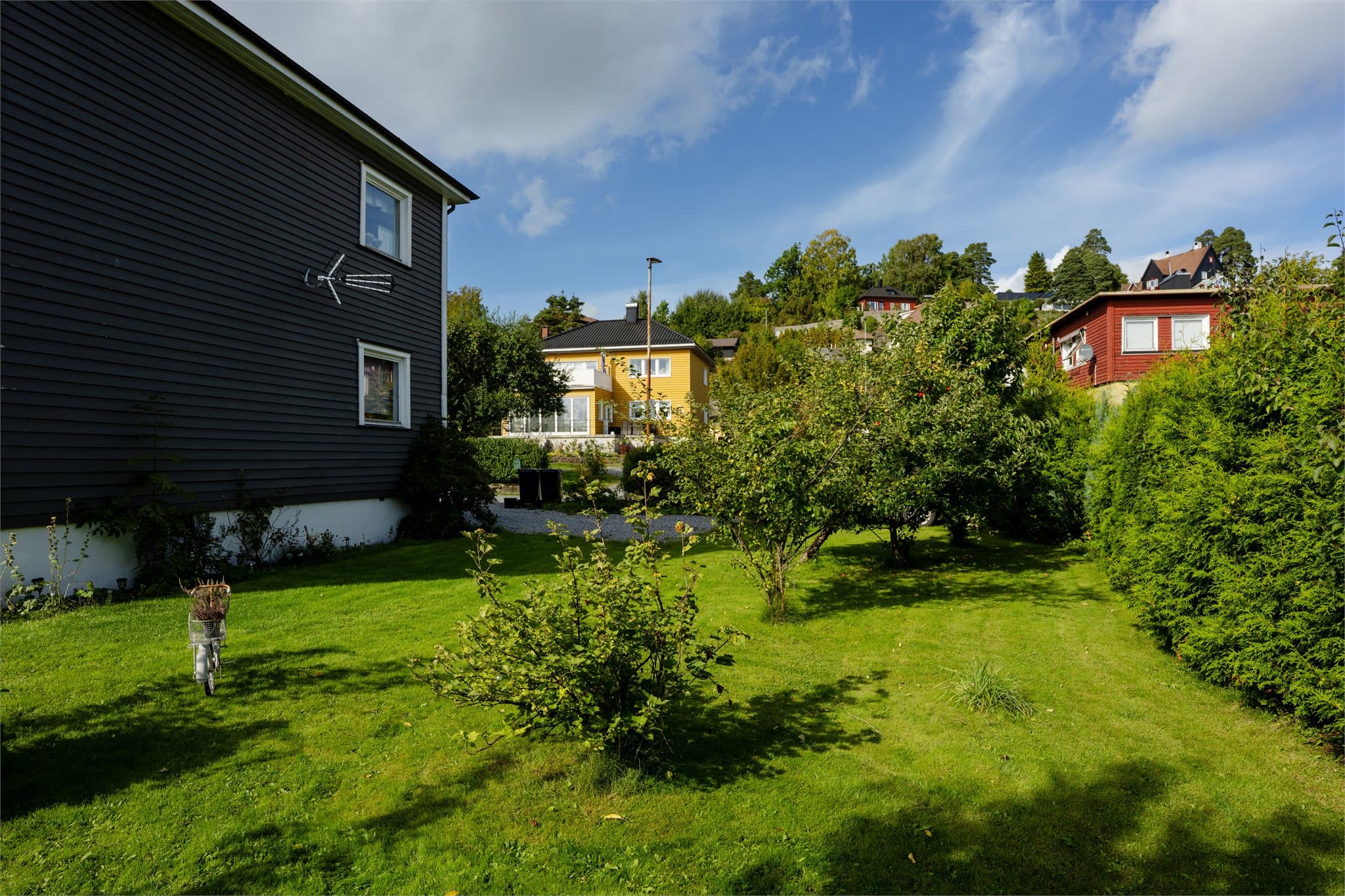 Hagen gir rikelig med boltreplass og har beplantning med prydbusker.