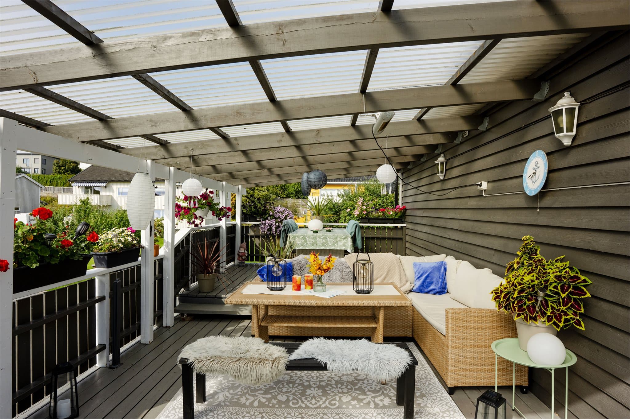 Verandaen over carporten har overbygd tak med plastplater utført i 2020.