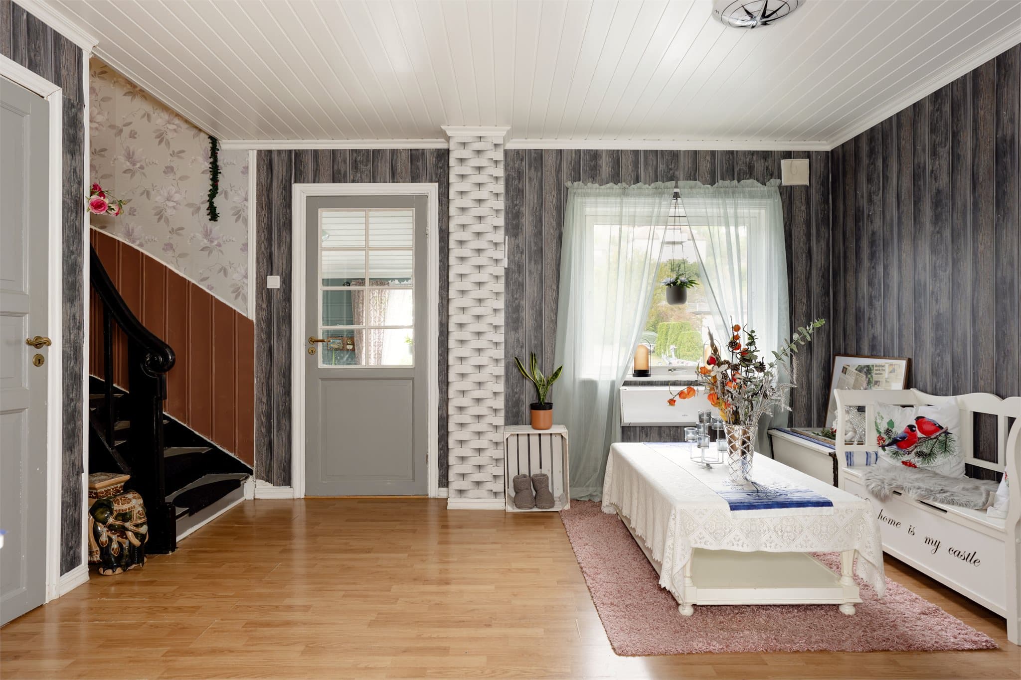 Rommet har god plass til sittegruppe og direkte adkomst til trappeløpet.