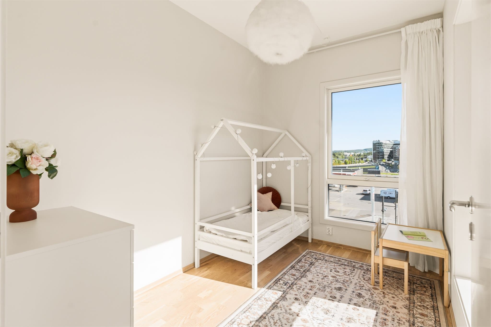 Gode muligheter for barnerom, gjesterom, kontor eller lignende.