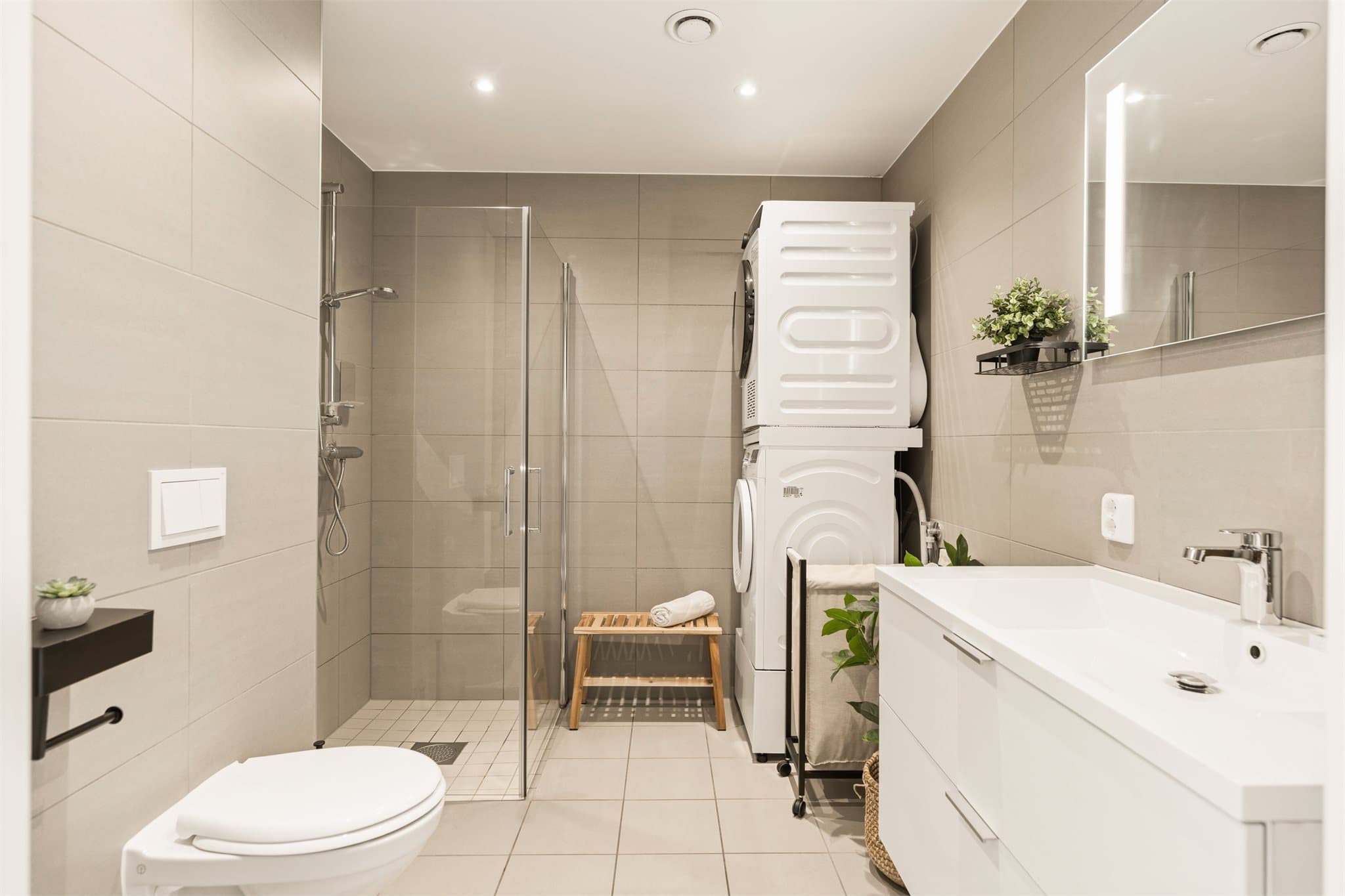 Delikat innredet bad med gulvvarme og downlights.