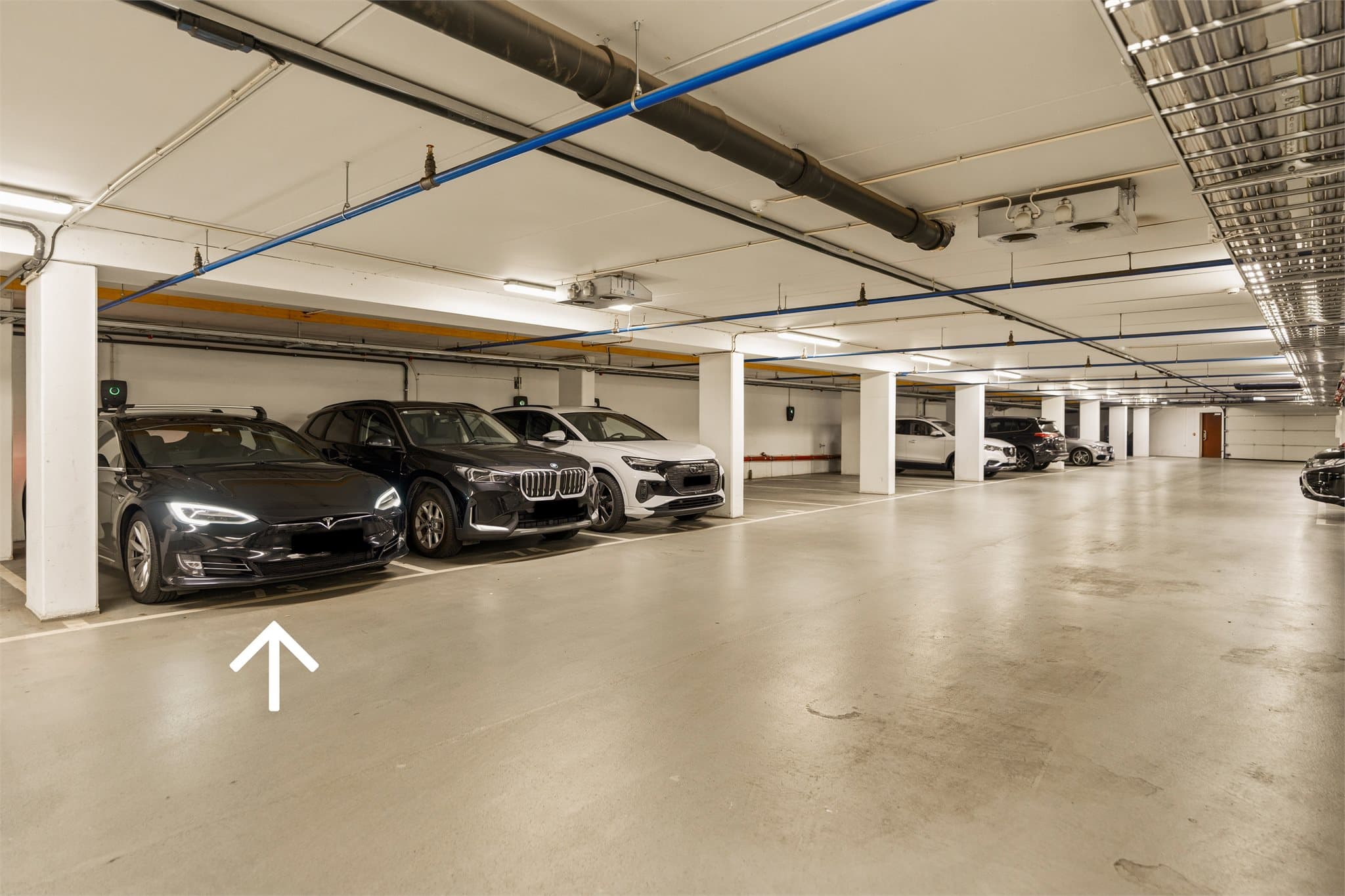 Parkeringsplass i garasjeanlegg medfølger - praktisk plassert som nummer to fra døren til blokken.