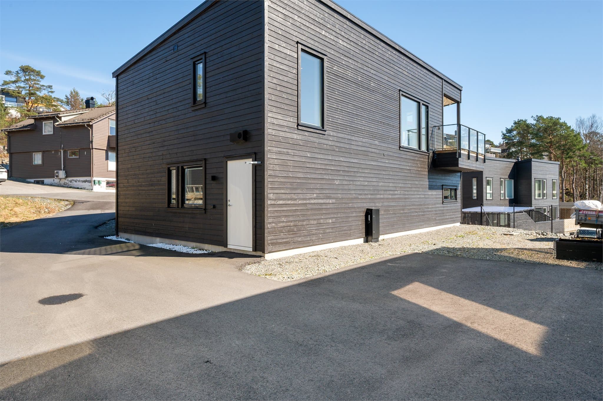 - På tomten er det gode parkeringsmuligheter -