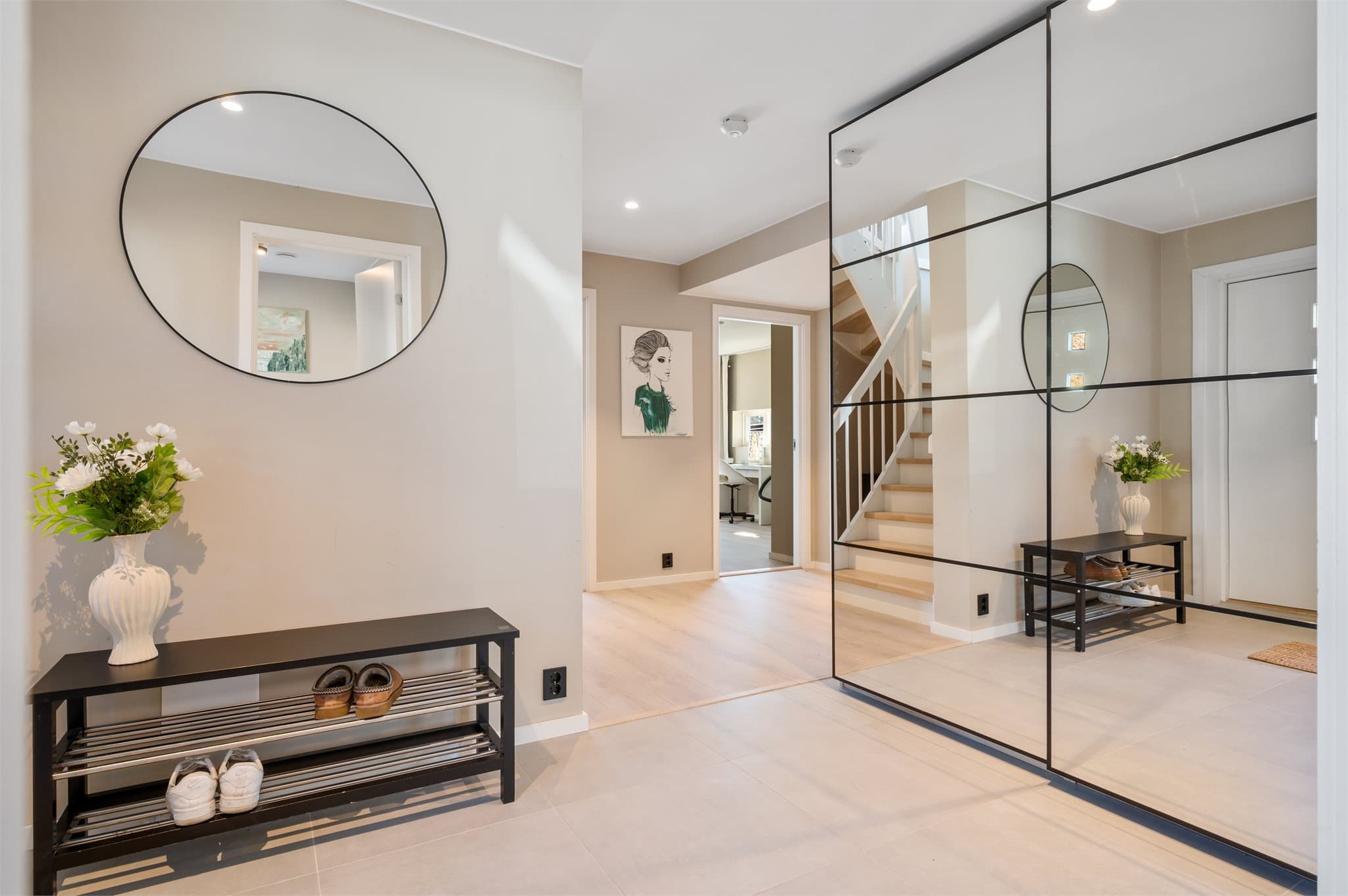 - Inviter familie og venner inn i en romslig gang/trapperom på 10,2 m² -