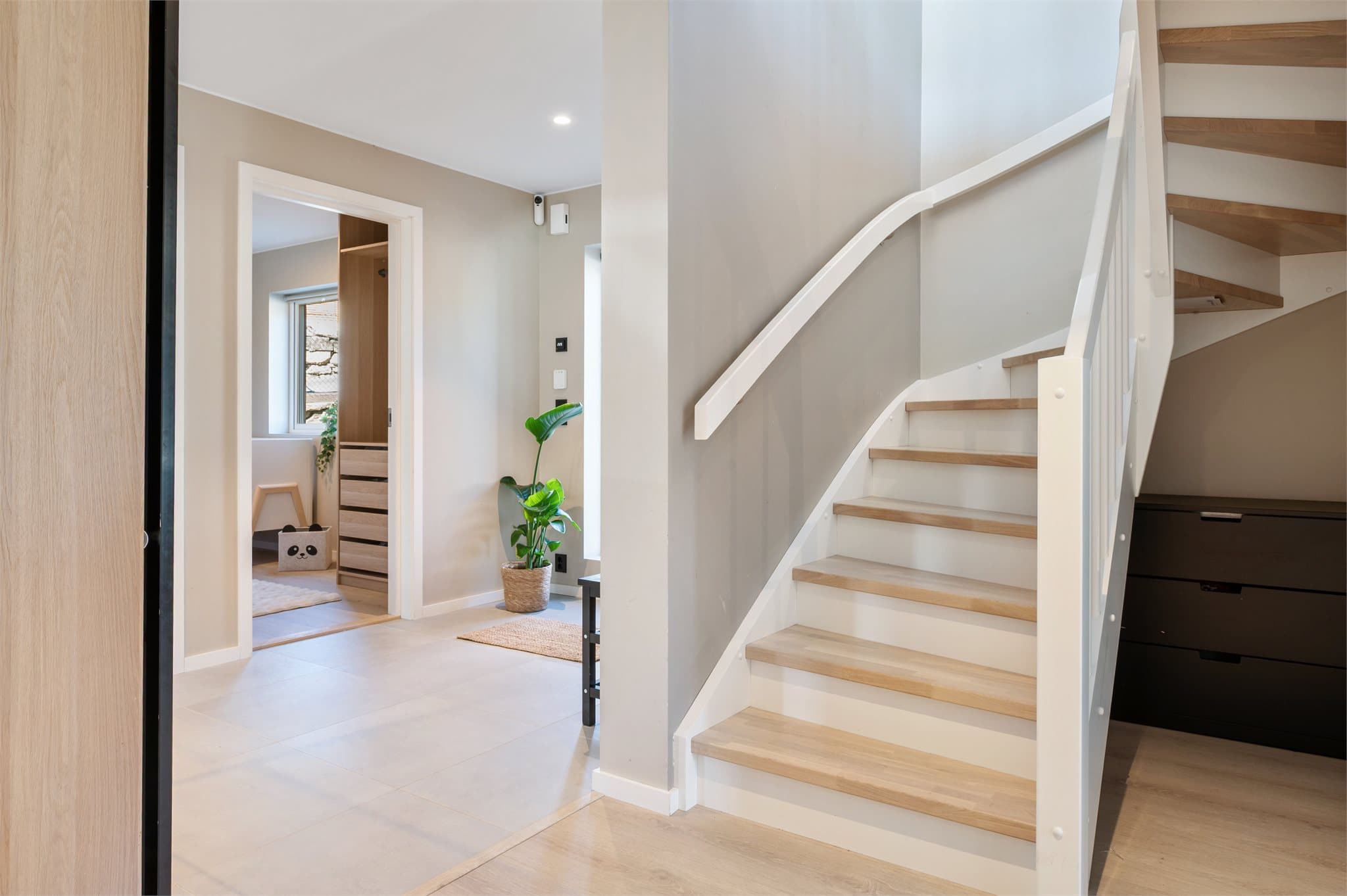 - Under trappen har man også plass til øvrig oppbevaringsmøblement om ønskelig -