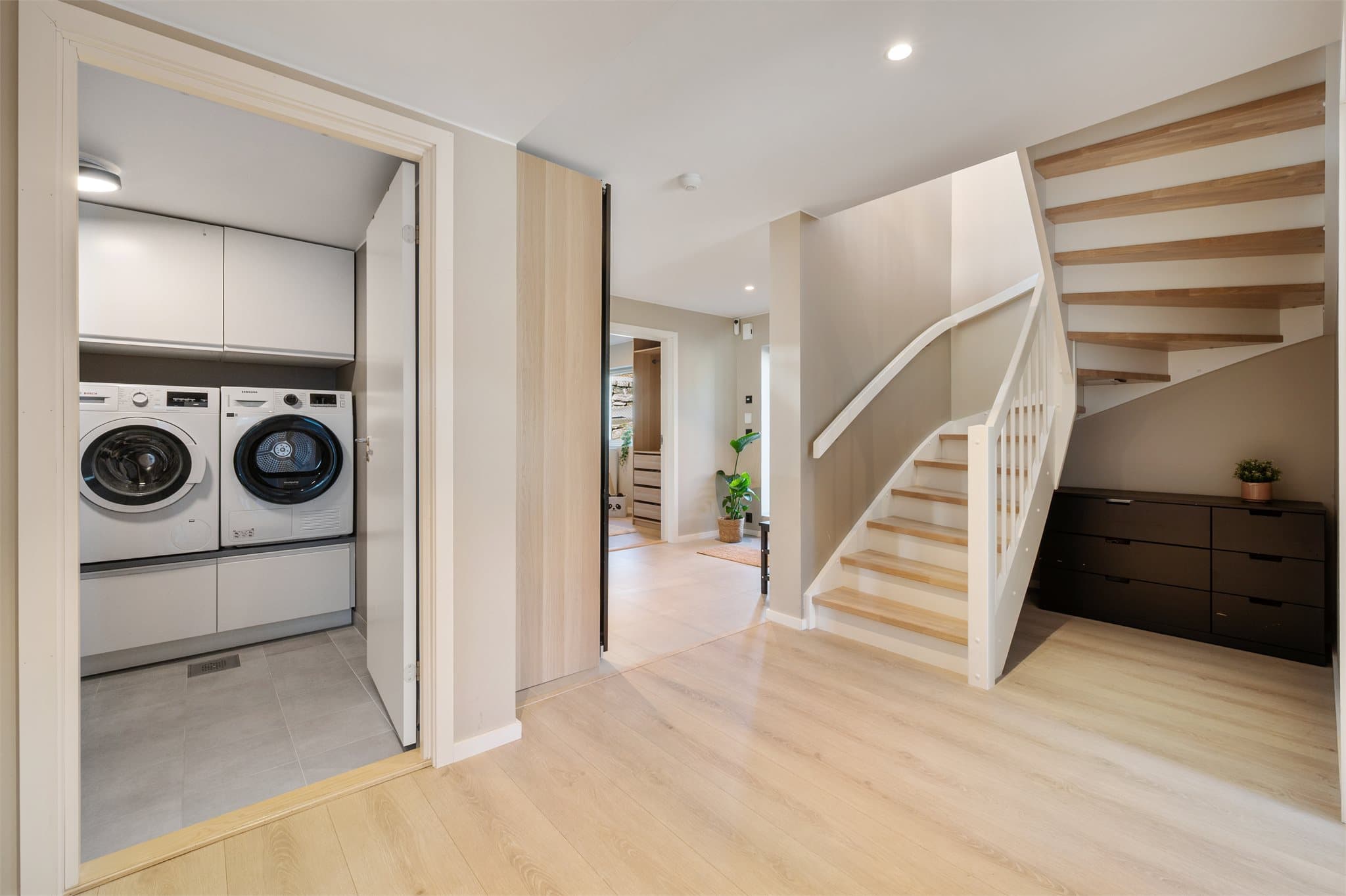 - Vi beveger oss ned i boligens 1. etasje, som har et samlet BRA-i på 87m²-