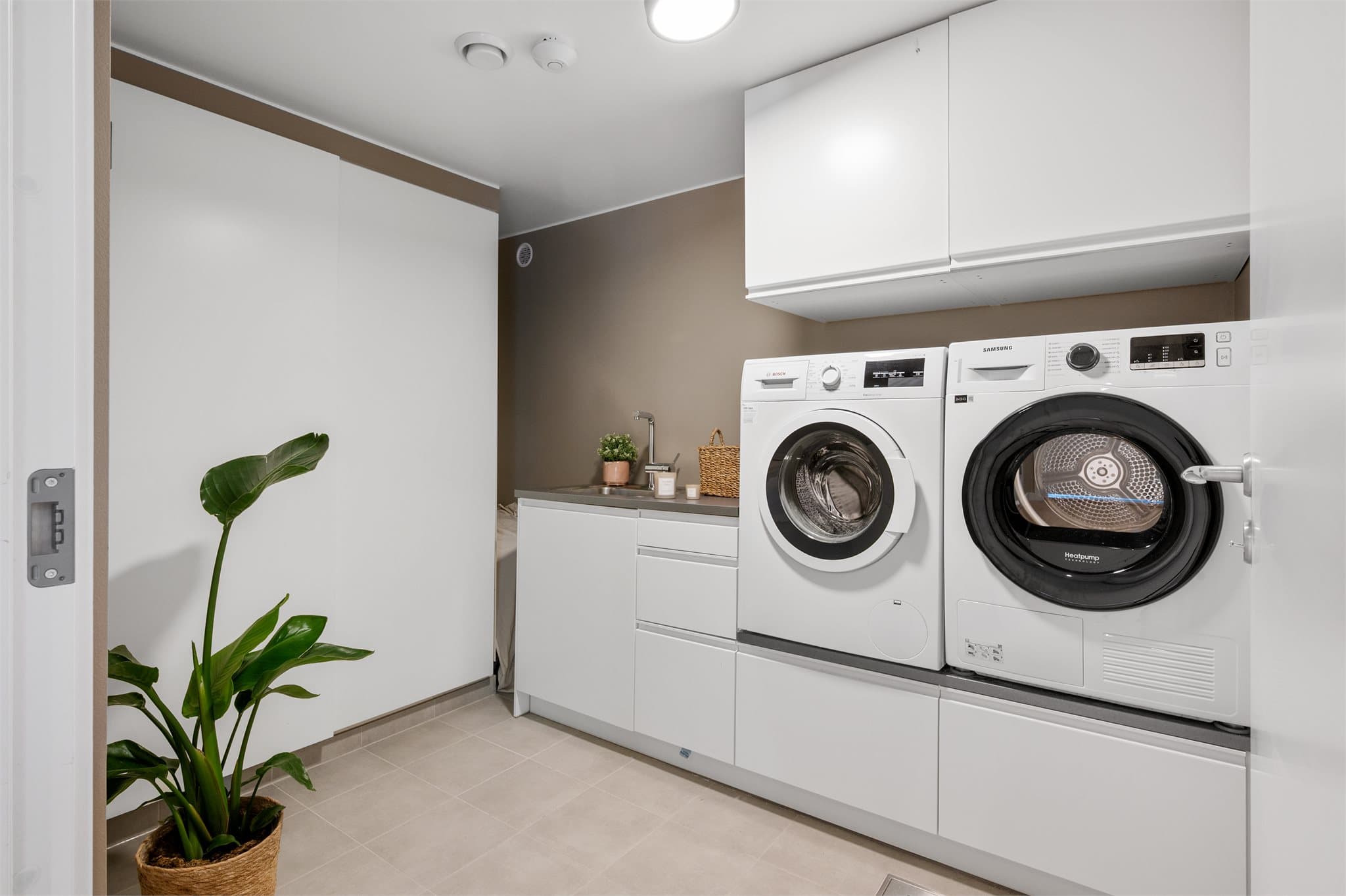 - Separat vaske-/teknisk rom på 6,7m², innredning som sørger for ekstra oppbevarings- og lagringsplass -