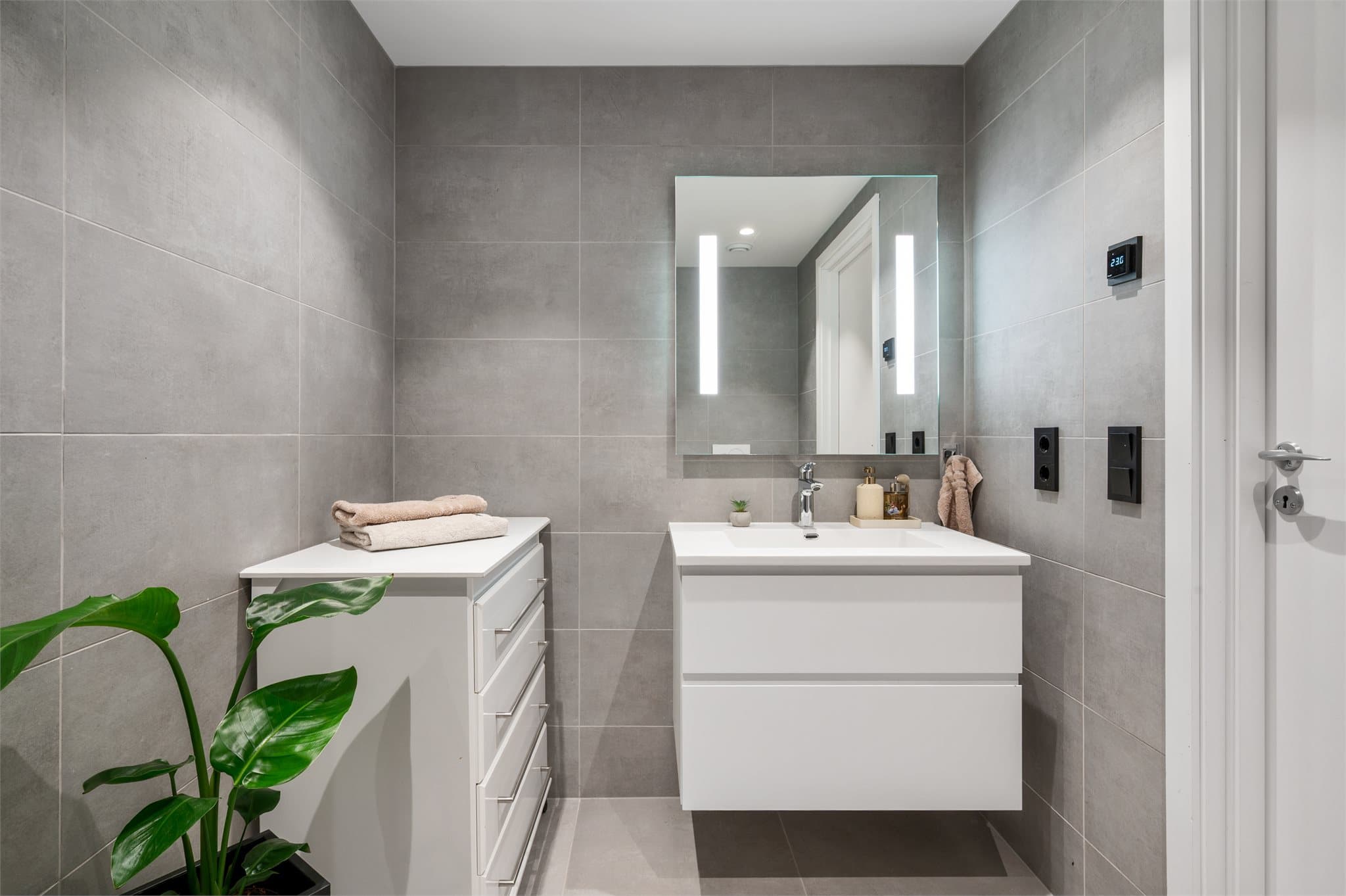 - Også her har man regnfallsdusj og integrert belysning i speilet - hverdagsluksus! -