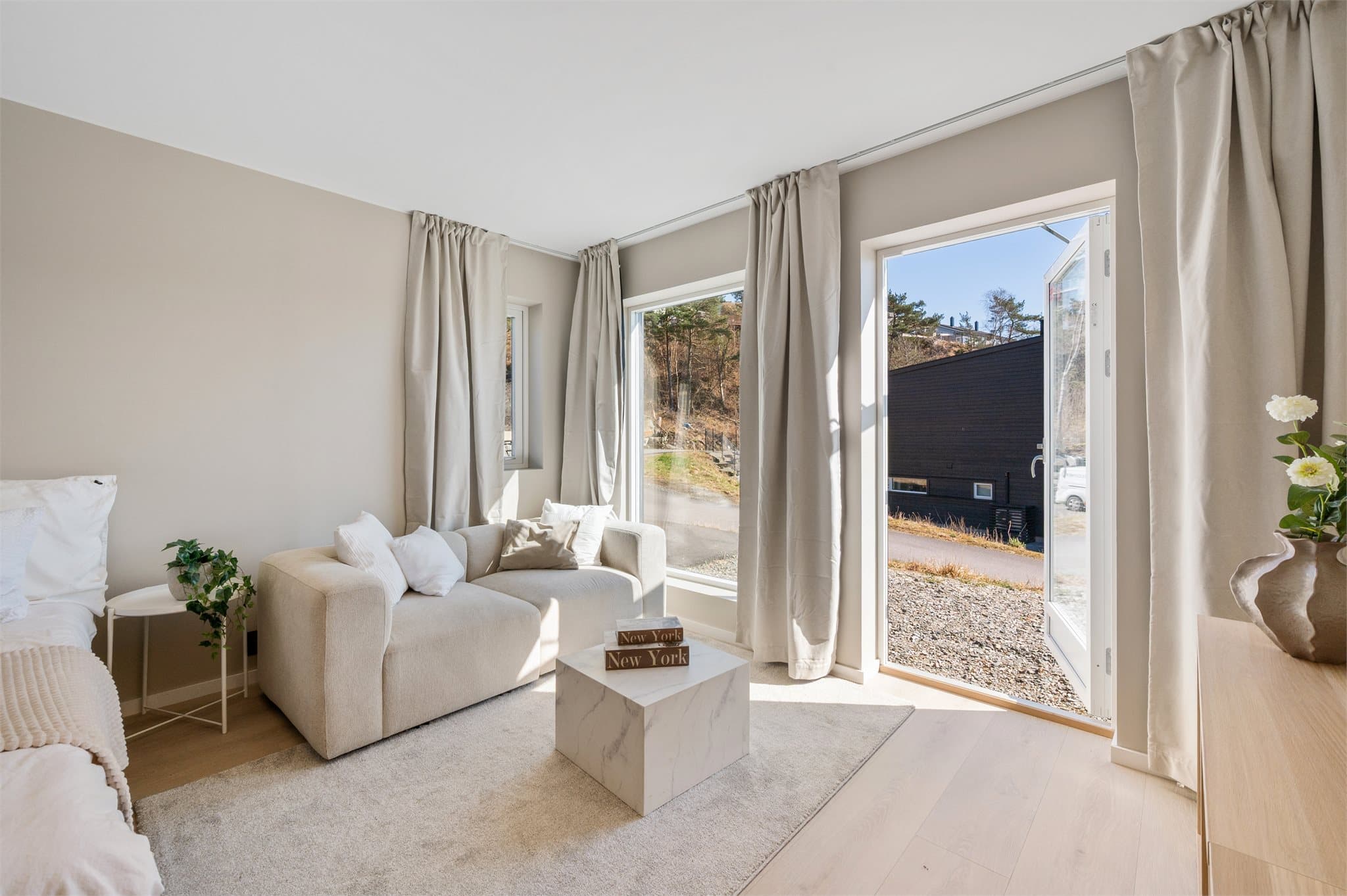 - Fra soverommet har man også direkte utgang, fantastisk en sommermorgen! -