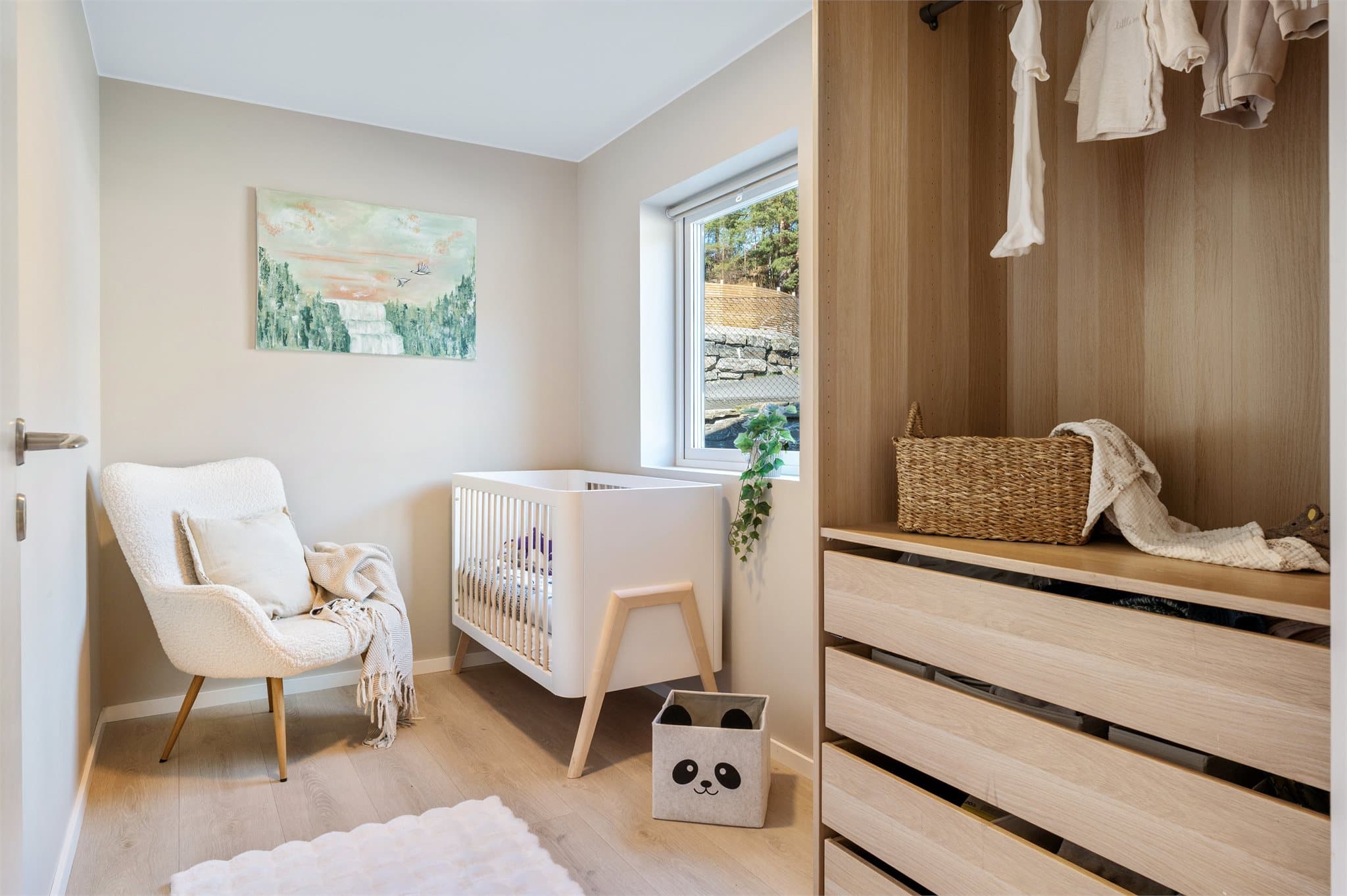 - Alle de 4 soverommene i boligens 1.etasje er malt i behagelige og delikate farger, som gjør det enkelt å innrede med egne møbler -