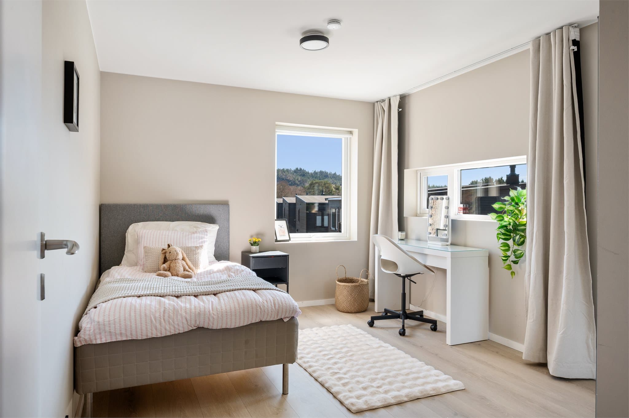 - Alle gardinene i huset går fra tak til gulv, som gir et ekslusivt uttrykk -