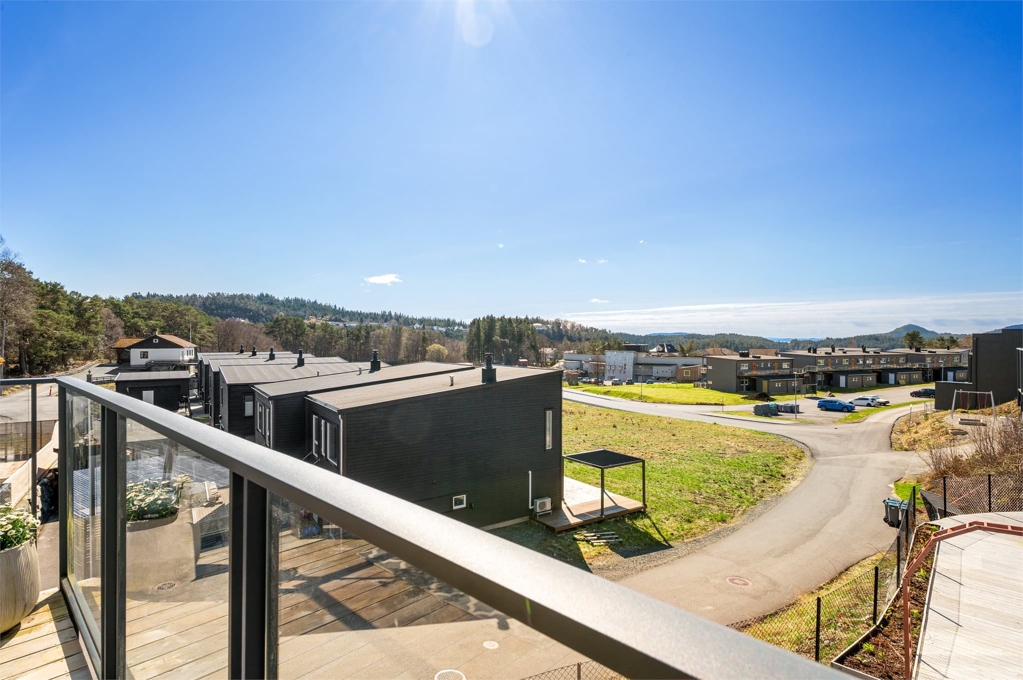 - Nyt sol og utsikt fra egen terrasse -