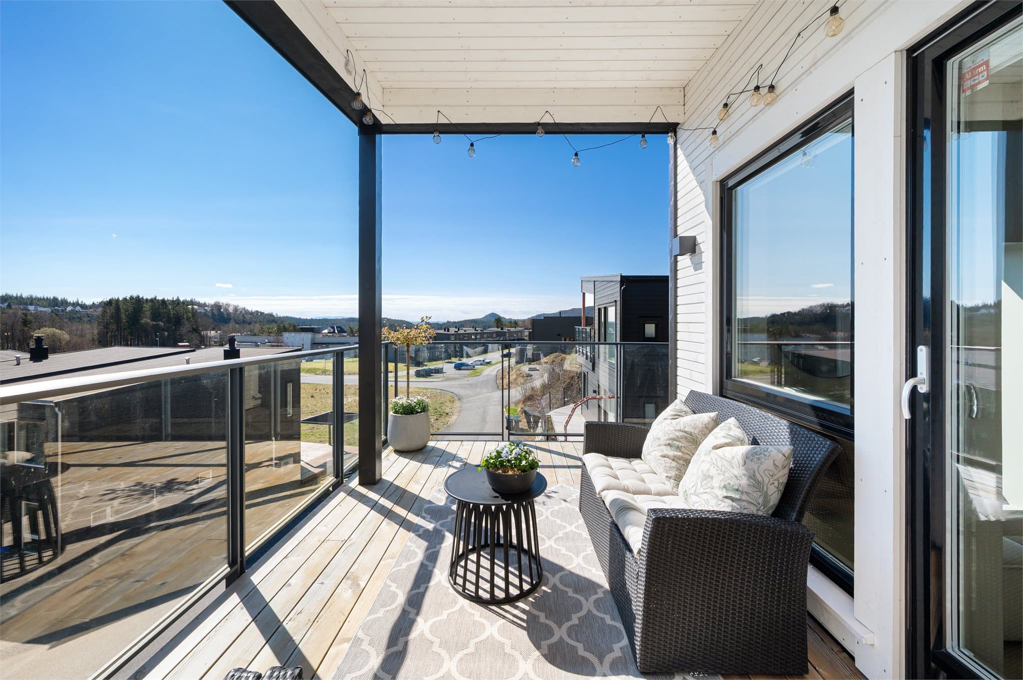 - Terrassen måler 12m². Her har man plass til en sittegruppe av god størrelse - til glede for hele familien! -