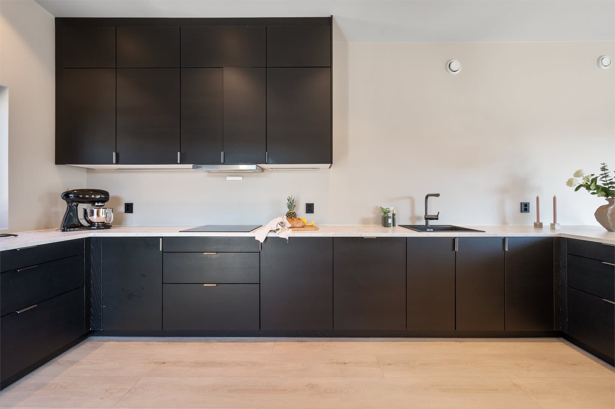 - Ny eier får gleden av integrerte hvitevarer som; Induksjon platetopp, stekeovn, oppvaskmaskin og kombiskap (kjøl/frys) -