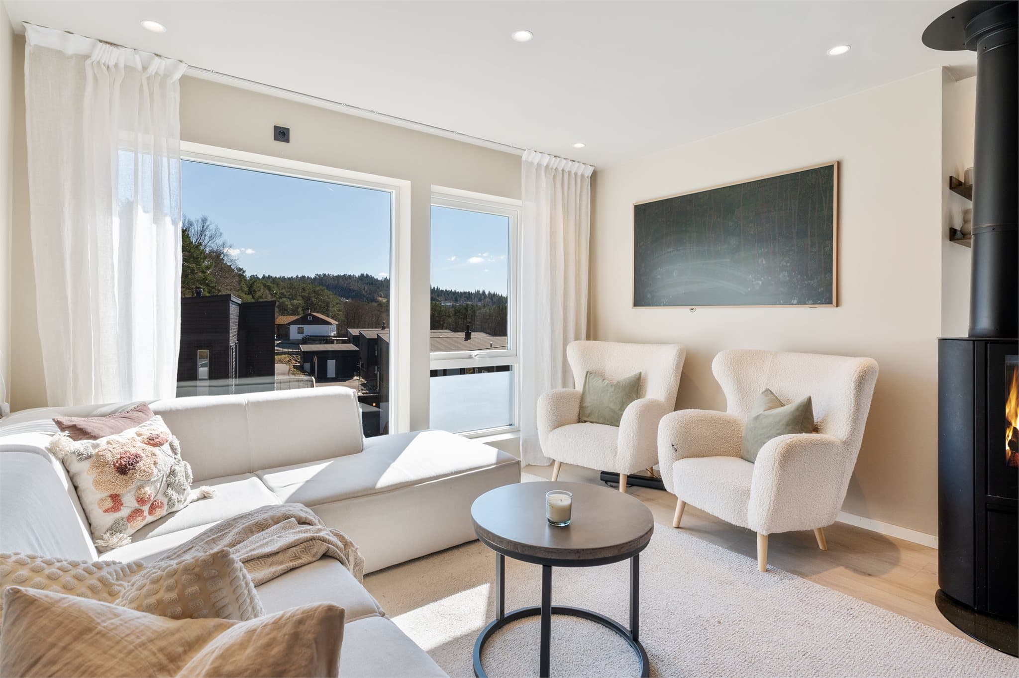 - Store vindusflater sørger for rikelig med naturlig lysinslipp, som resulterer i at rommet oppleves som lyst og luftig -