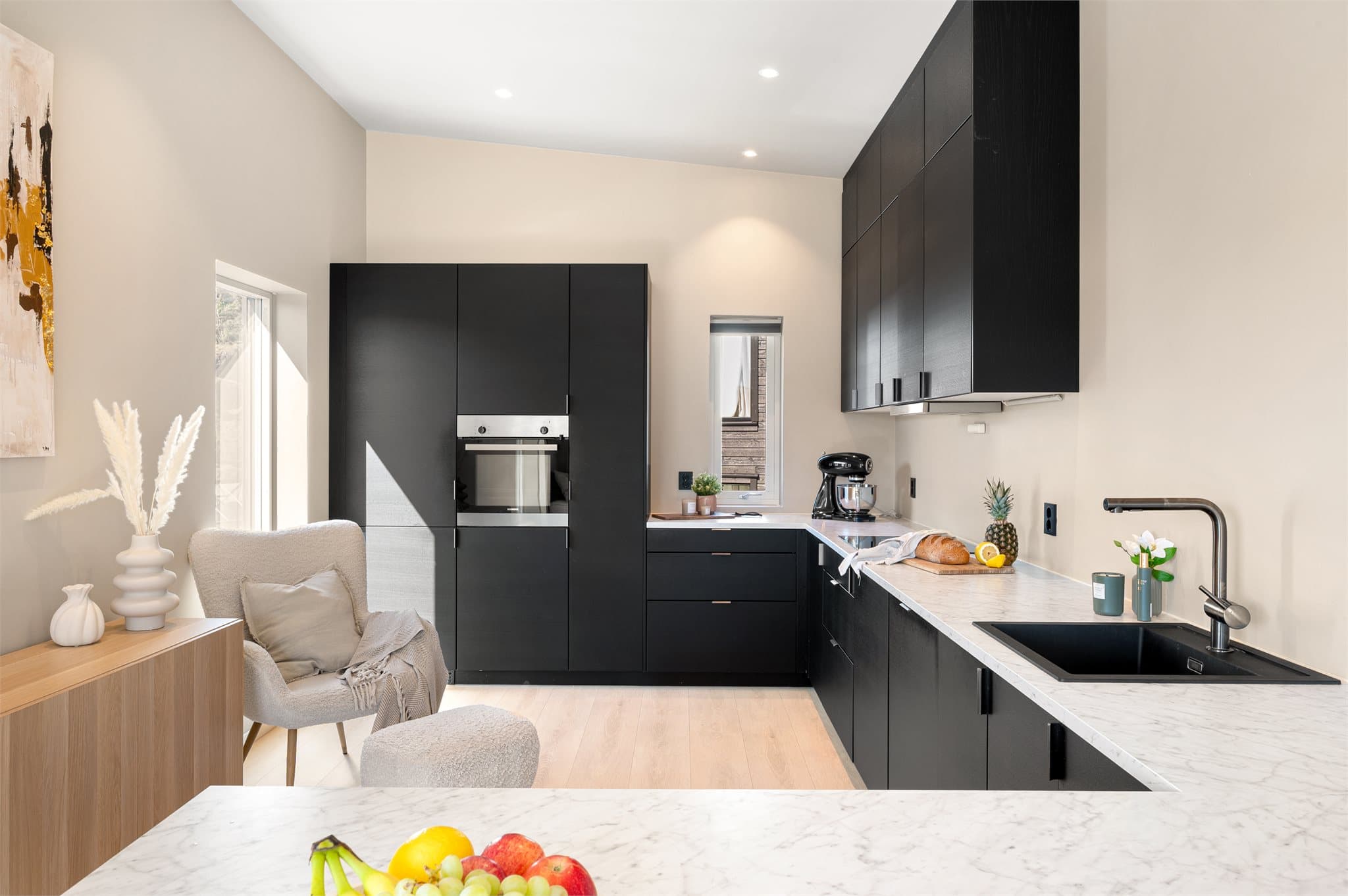 - En lekker kjøkkeninnredning med slette fronter og benkeplate i laminat -