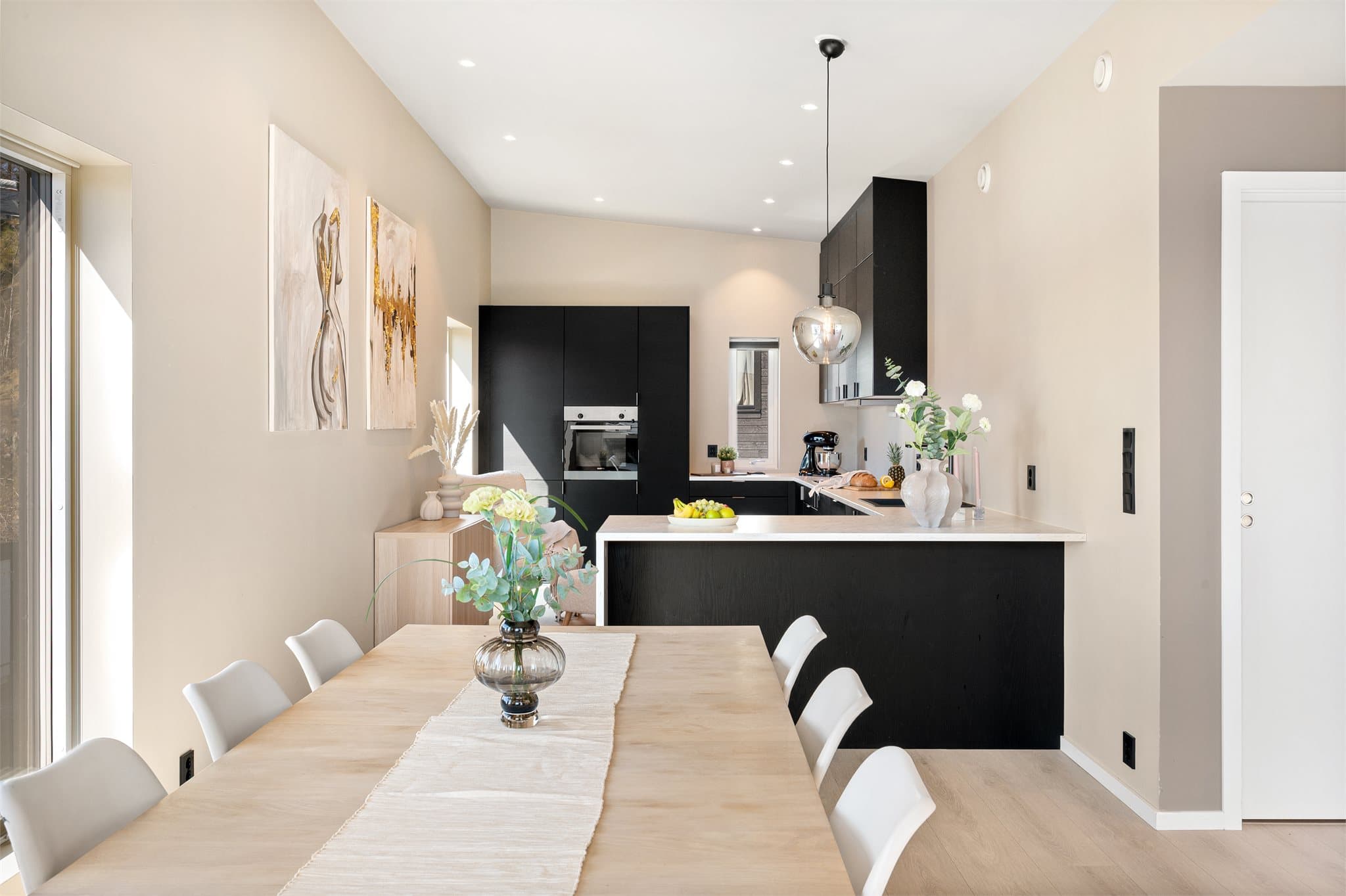 - Stue/kjøkken måler 53 m², og man har god plass til et hyggelig spisebord av god størrelse -