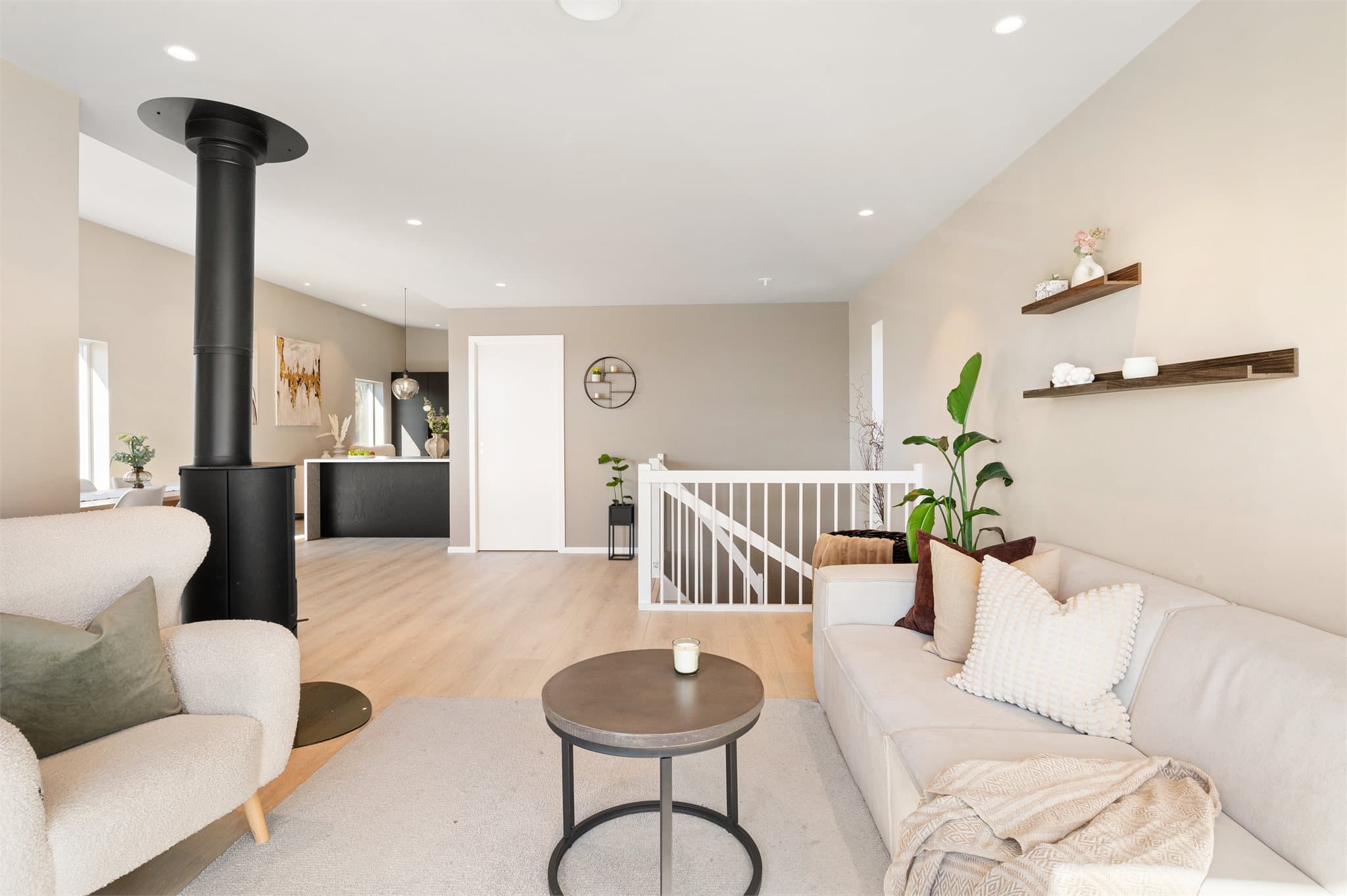 - Legg merke til den generøse takhøyden og spotlights i himling! -