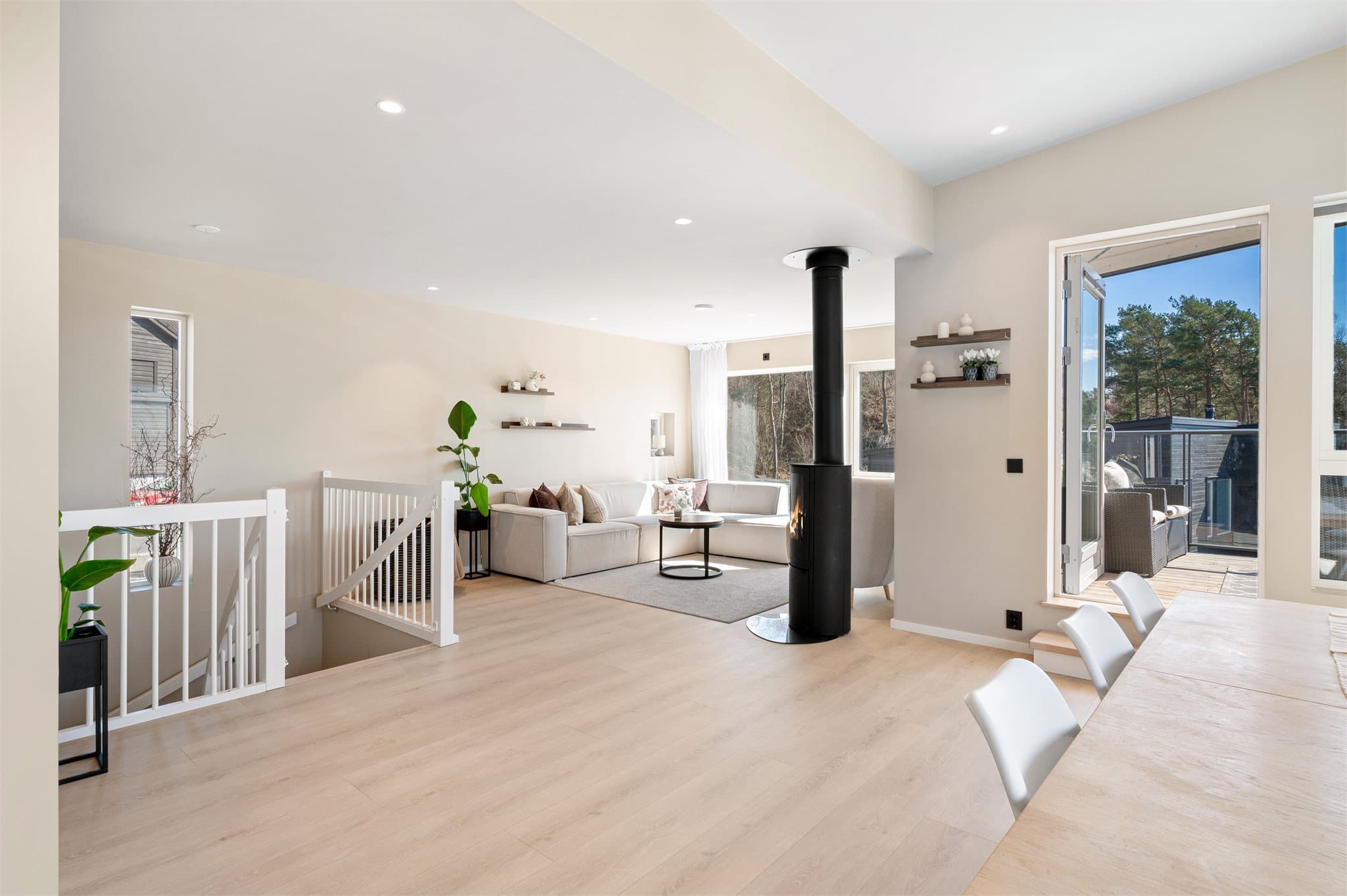 - Innvendig holder boligen en gjennomgående god standard med lekre samt tidløse material- og fargevalg -