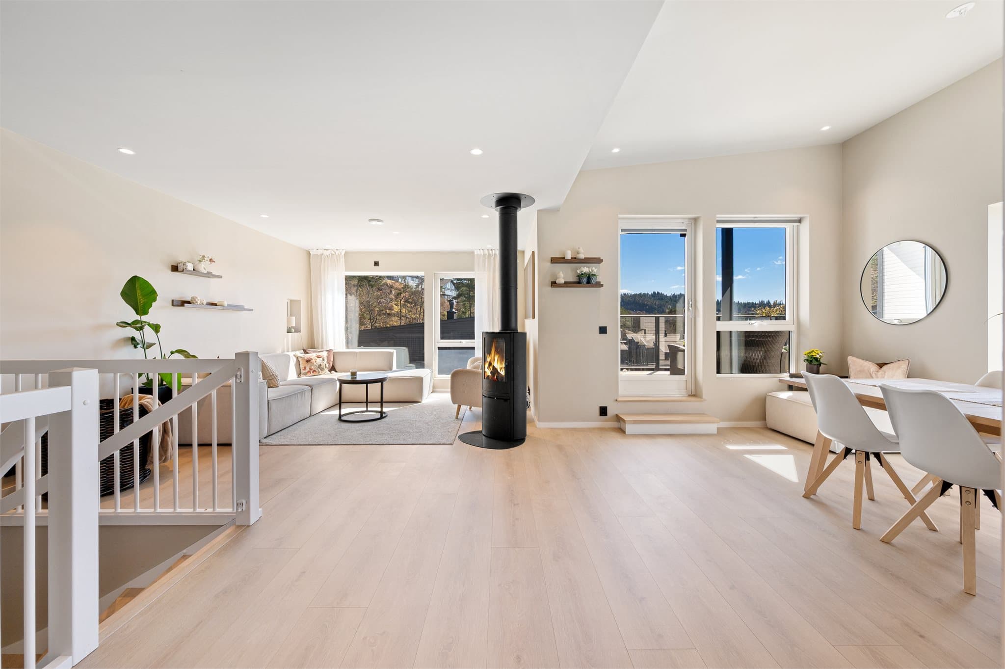 - Emera eiendomsmegling v/Hamza Yousaf Choudhary har gleden av å presentere Skeisbotnen 49 -