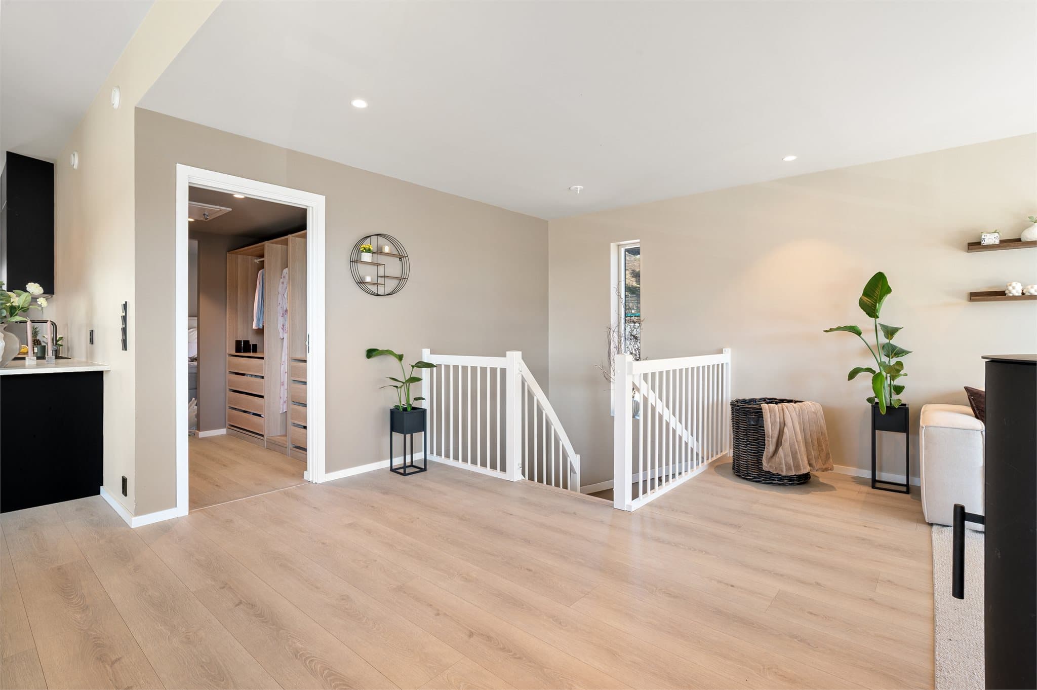 - I boligens 2 etasje finner man 1 av boligens 5 soverom (!) -