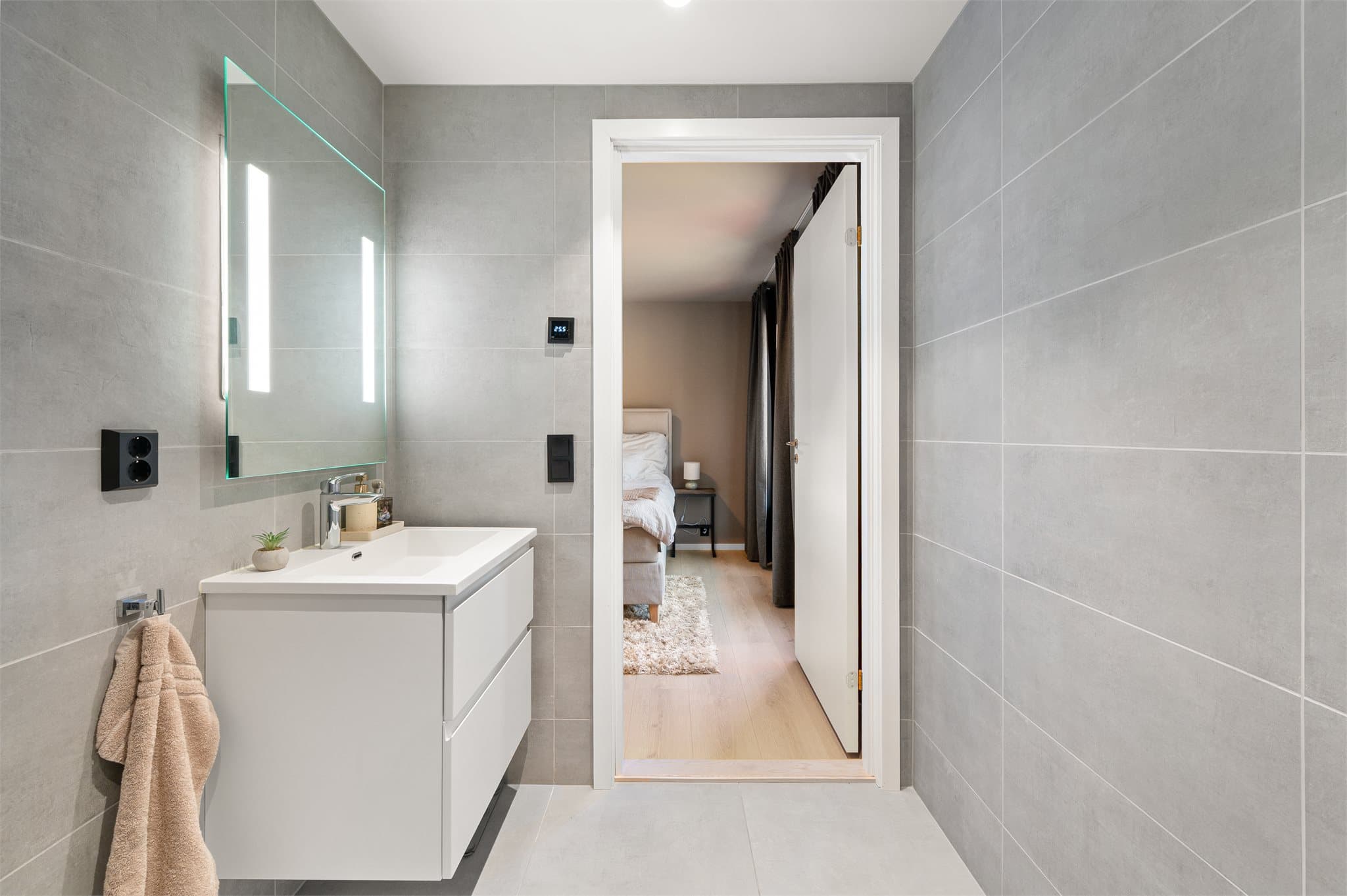 - Legg også merke til regnfalls-dusj og integrert belysning i speil -