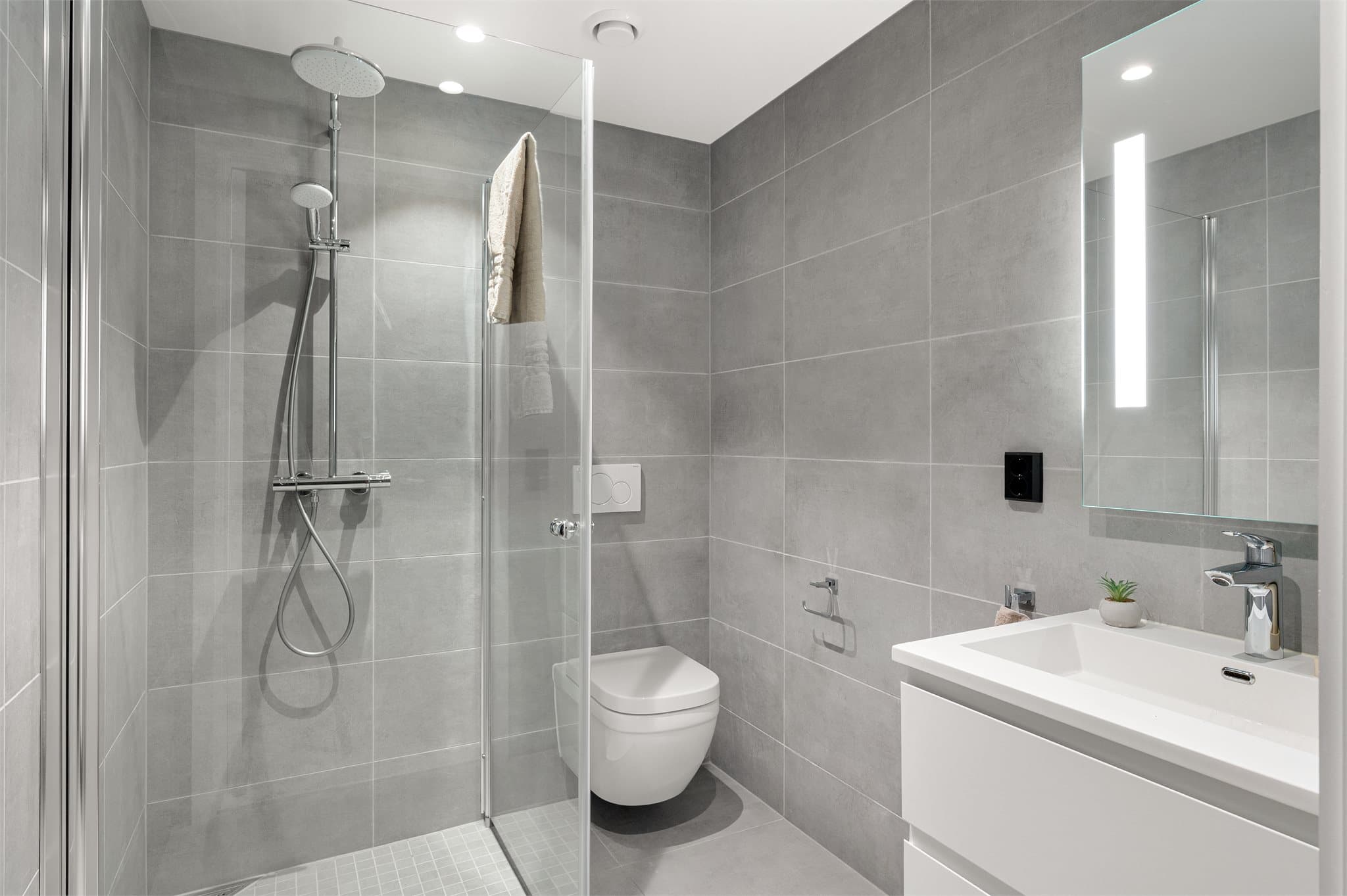 - Badet måler 3,6 m² og har behagelig varme i gulvet -