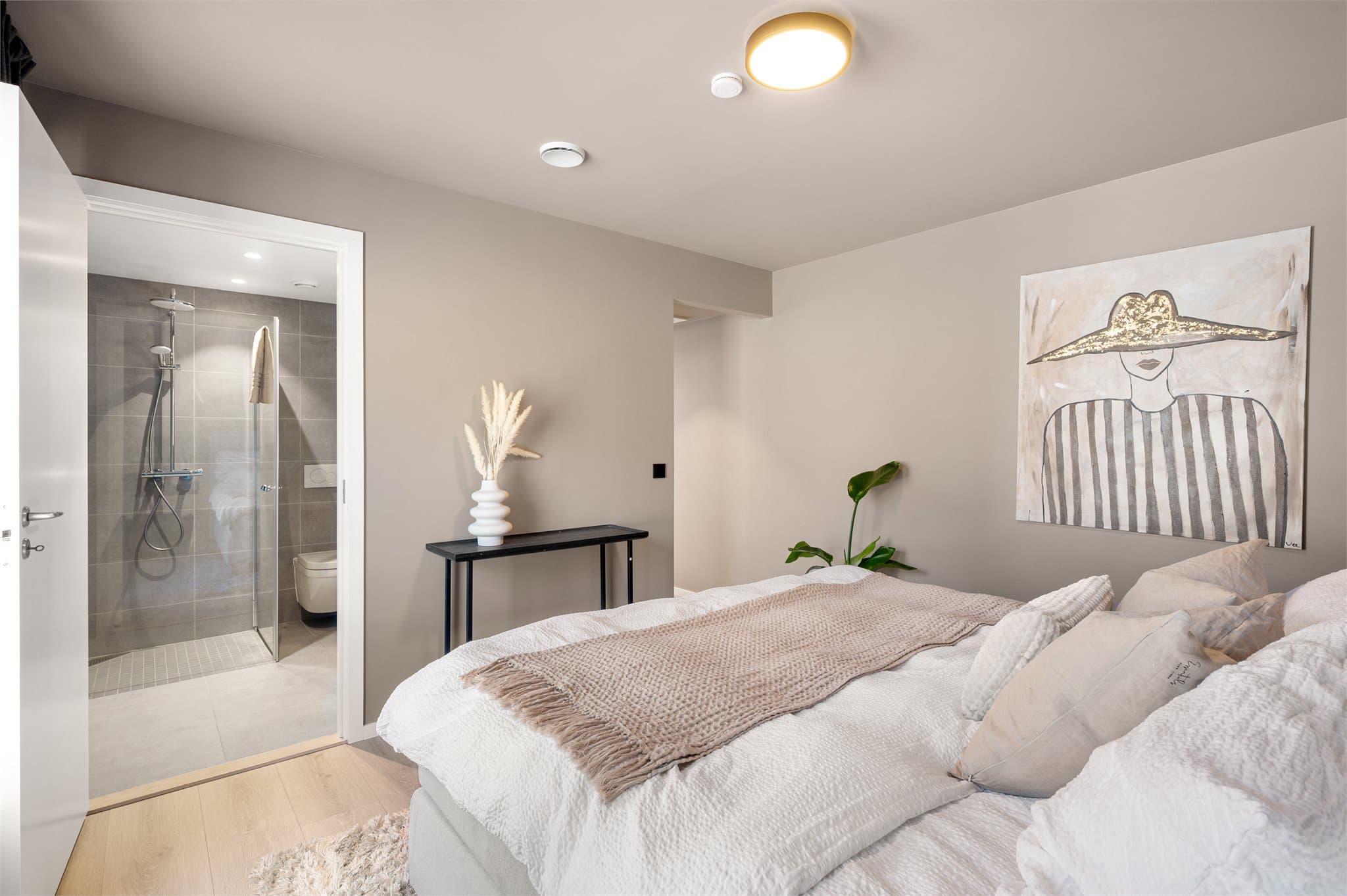 - Fra soverommet har man direkte tilkomst til et av boligens 2 bad -