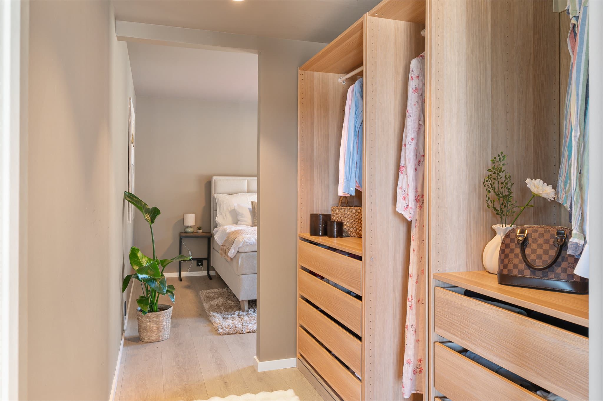 - Soverommet 1 måler 12,5 m², her har man god plass til garderobeskap av god størrelse -