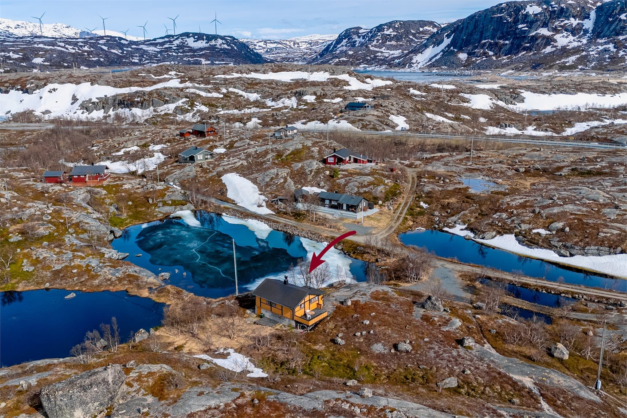 Hytten ligger skjermet til i flotte omgivelser!