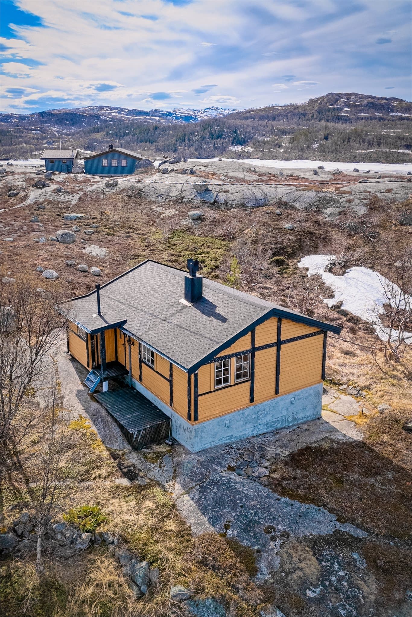 Ved inngangspartiet er det en liten terrasse hvor du kan nyte frokosten og morgenkaffe