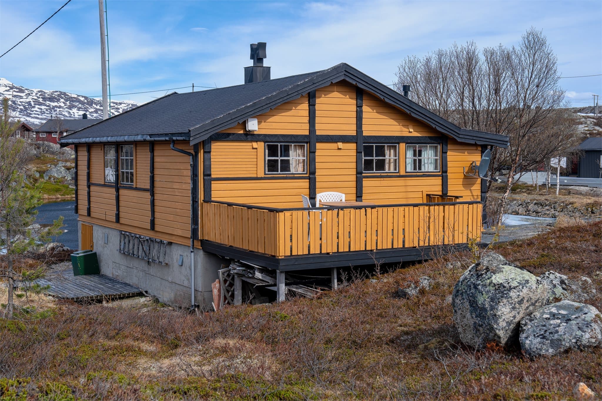 Utendørs er det terrasse mot sørvest og markterrasse mot nordvest