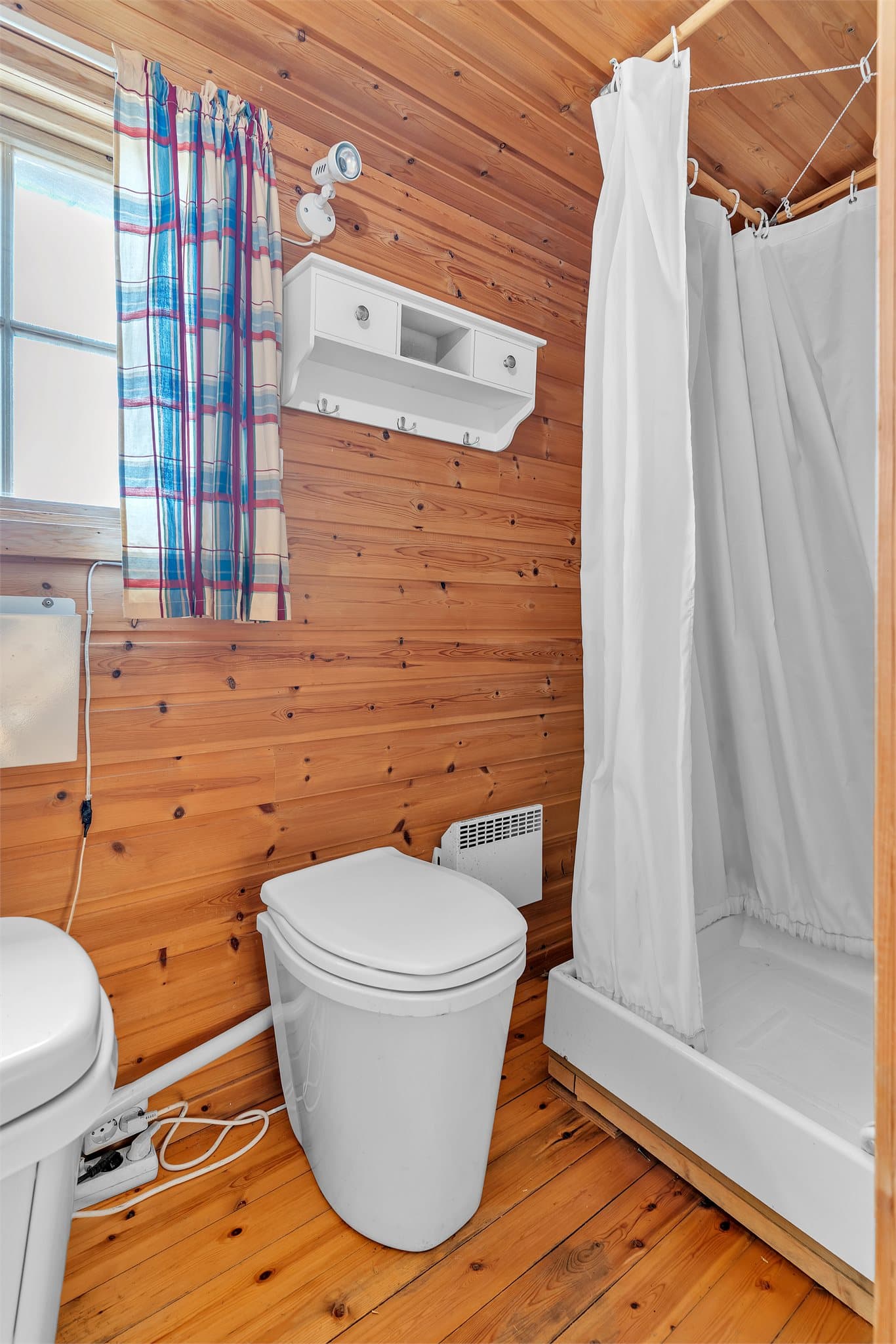 Bad med forbrenningstoalett og urinal fra 2020