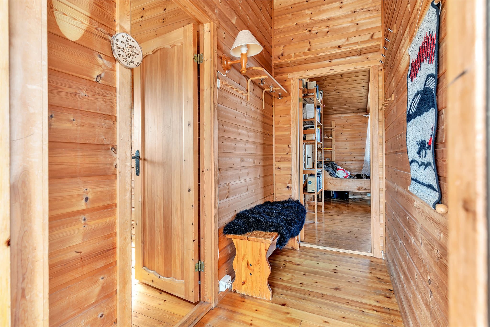 Velkommen inn - Romslig gang med gode opphengsmuligheter