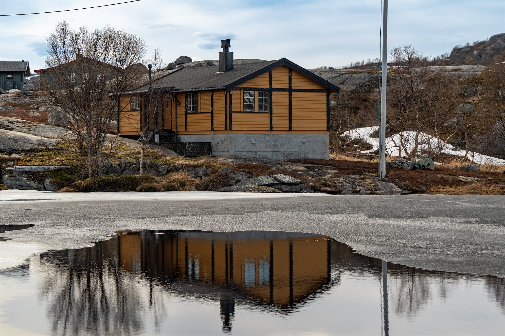 Hytten ligger fint til ved to små vann cirka 150 meter fra Sirkelvatnet