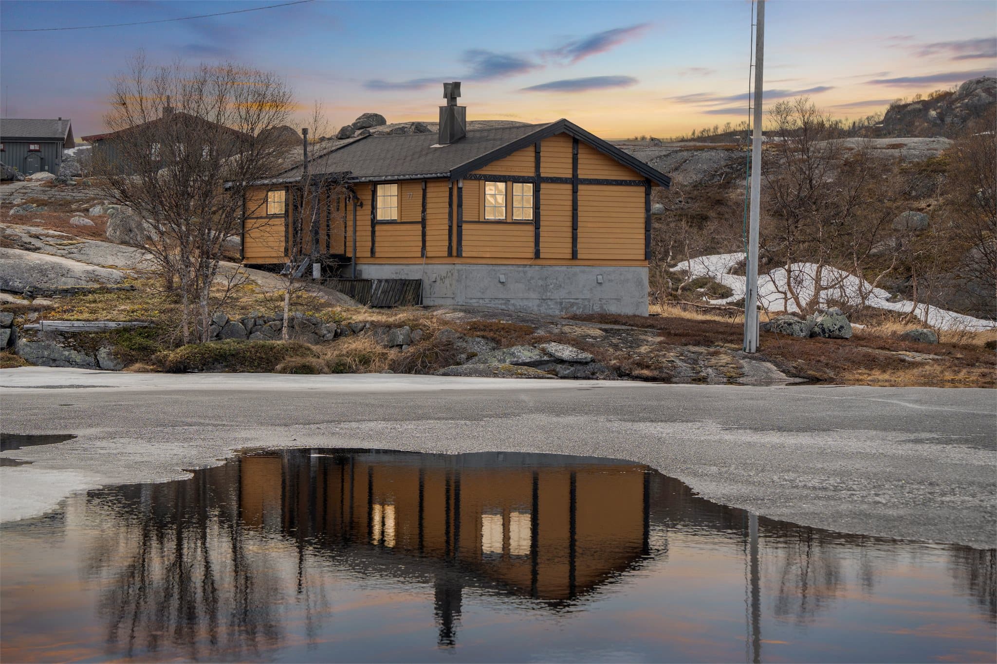 Hytten ligger fint til ved to små vann cirka 150 meter fra Sirkelvatnet