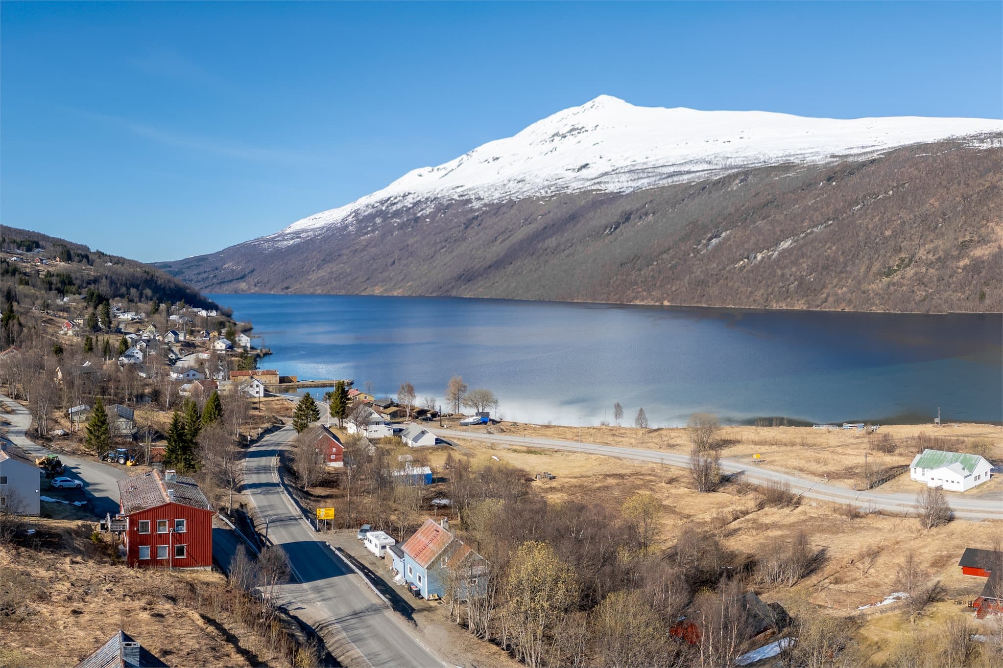 Eiendommen ligger i naturskjønne omgivelser i Gratangen, med nærhet til både fjord og fjell