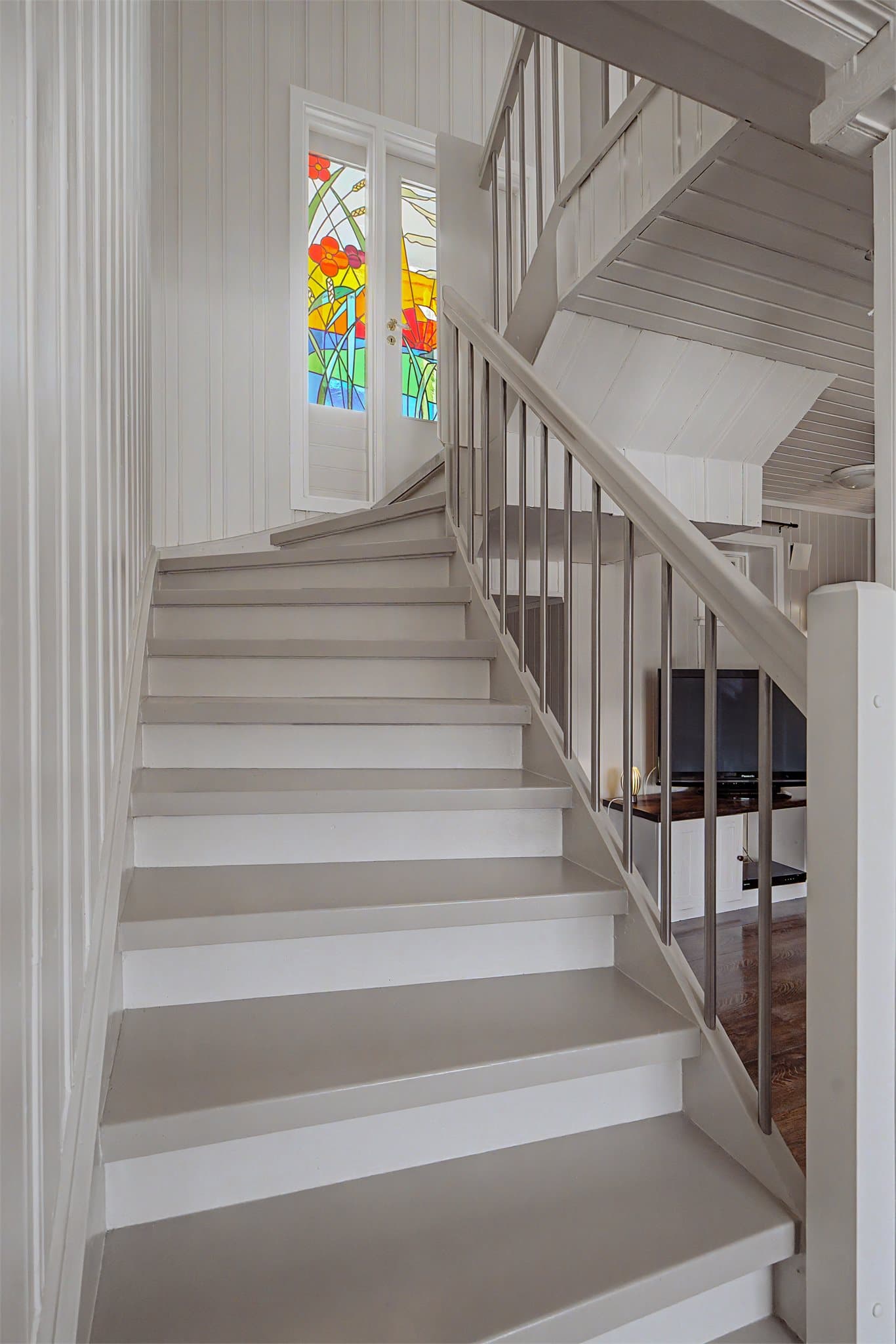 Den malte tretrappen forbinder de to etasjene.
