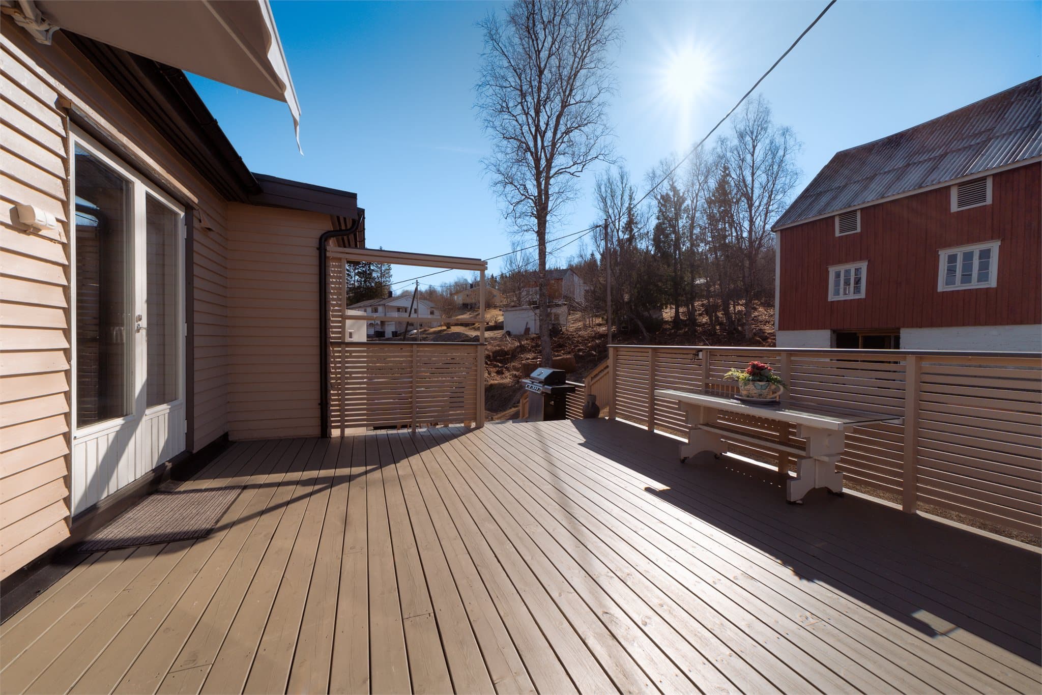 Den store verandaen har god plass til både sittegruppe og grill, og ble oppgradert i 2024-2025.