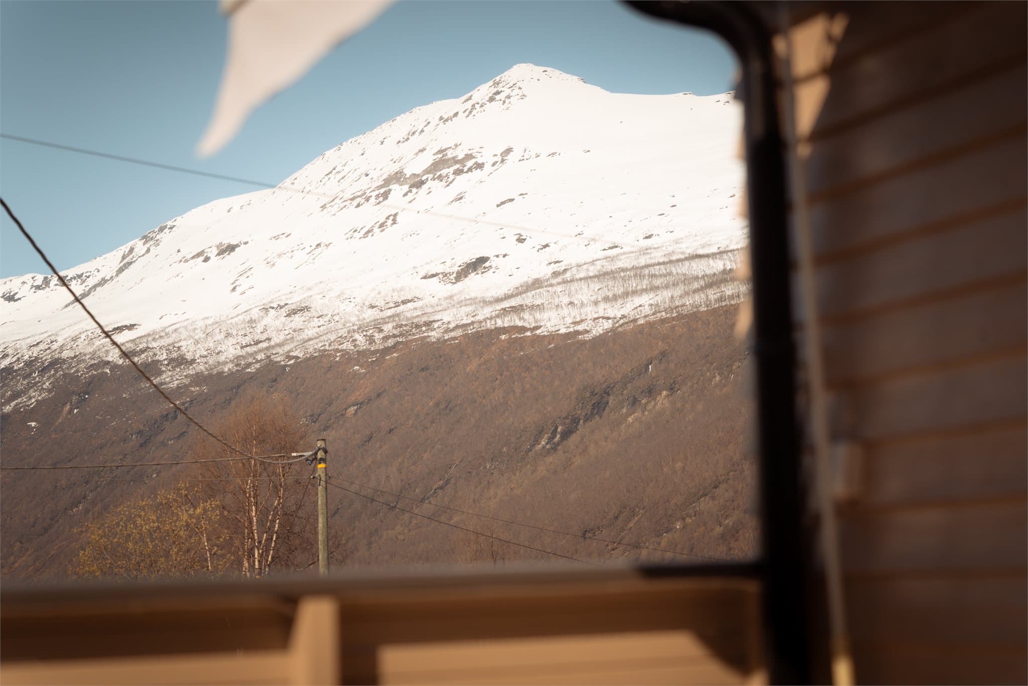 Nyt utsikten mot de flotte fjelltoppene og omgivelsene fra egen eiendom.