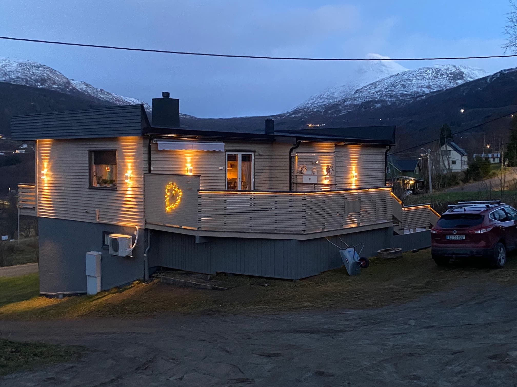 Flott og gjennomført belysning på boligen og rundt verandarekkverket (Privat bilde fra selger)