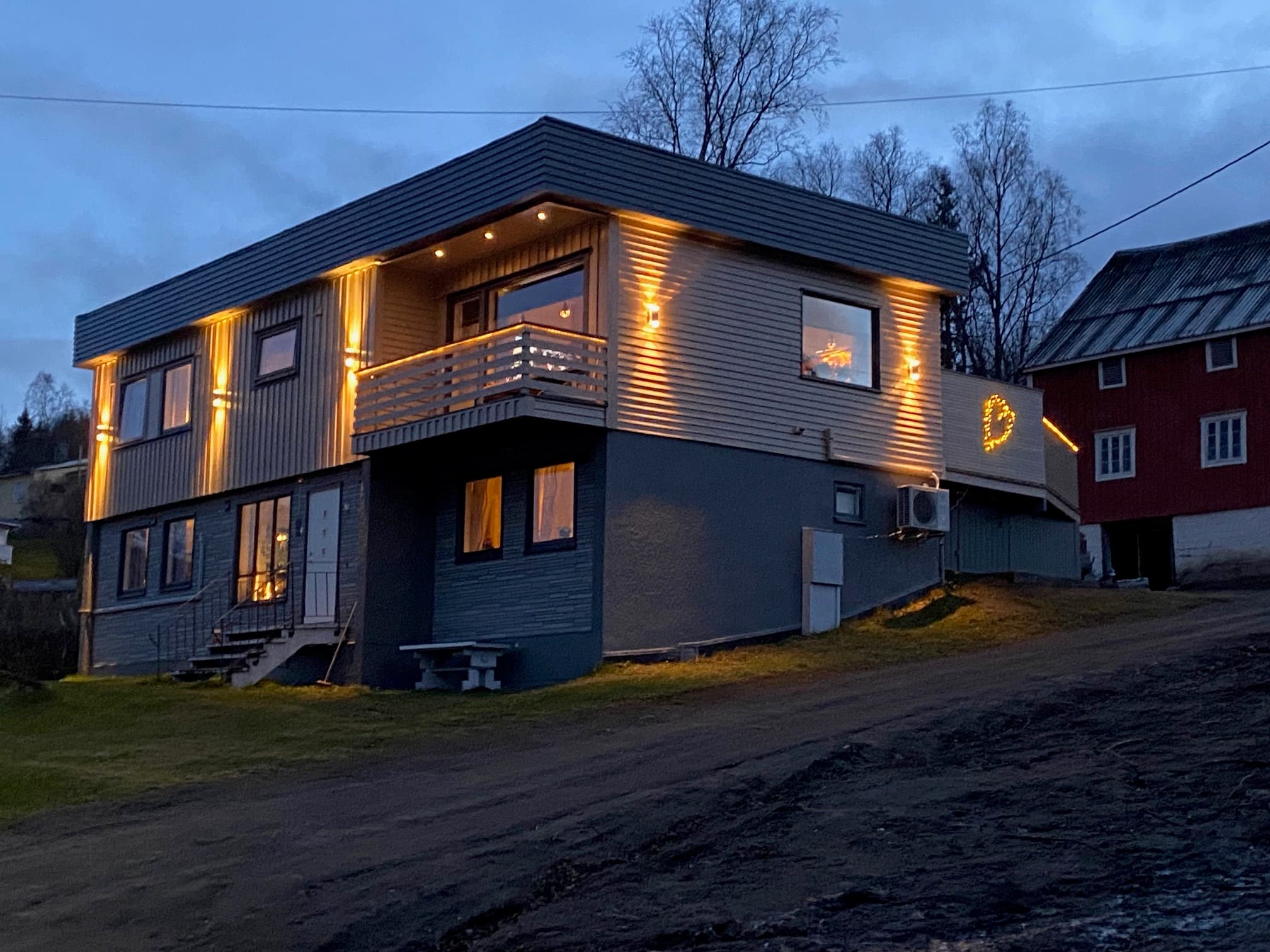 Godt med belysning rundt boligen, spotter over balkong og LED-lys i rekkverk på balkong og veranda (Privat bilde fra selger)