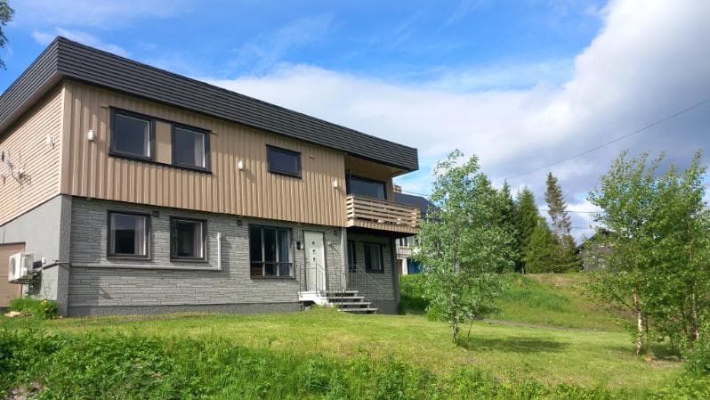 Flott hage med plen på eiendommen (Privat bilde fra selger)