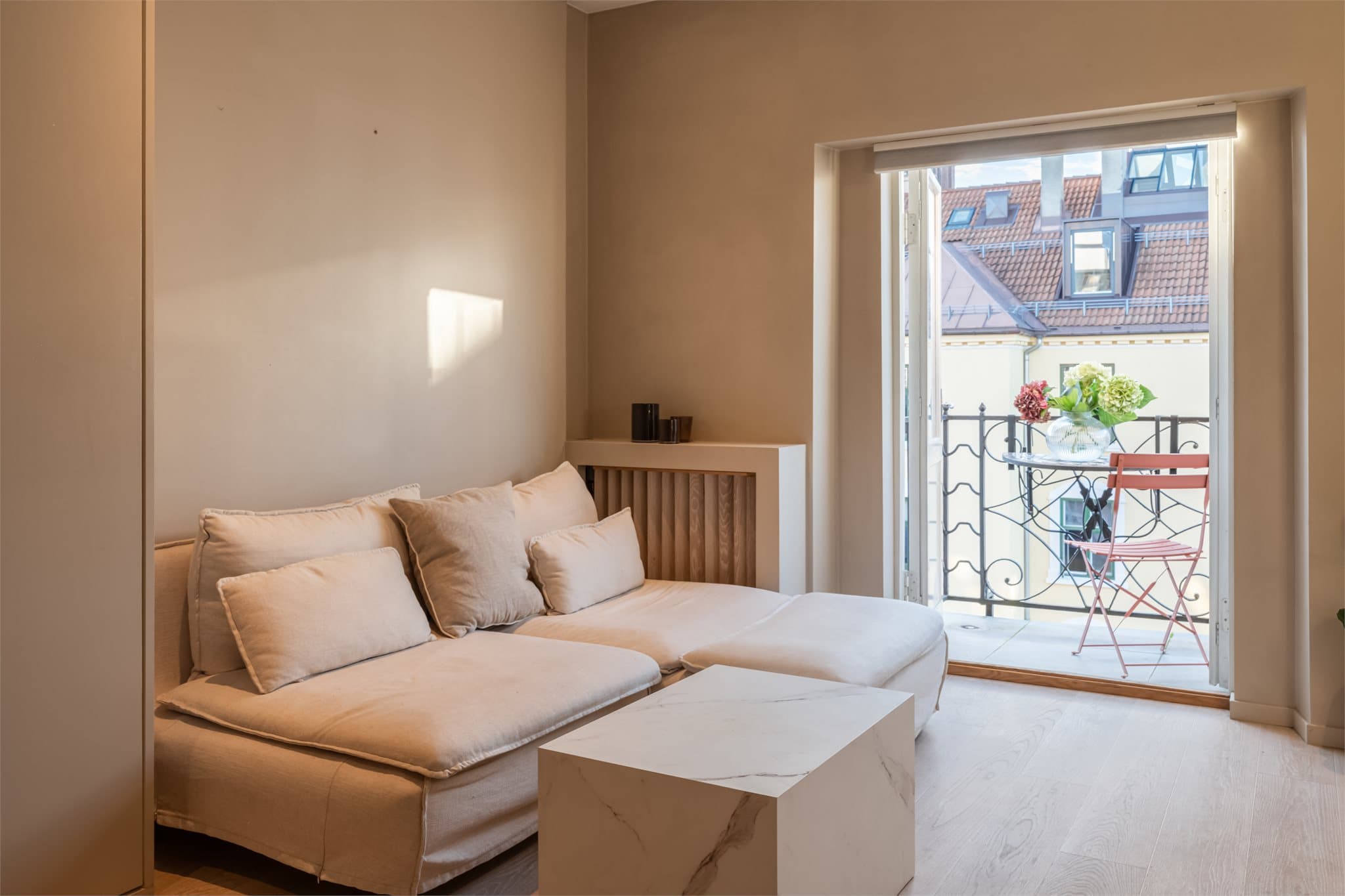 Leiligheten ble modernisert i 2021, oppgradert med gjennomgående god og lekker standard.