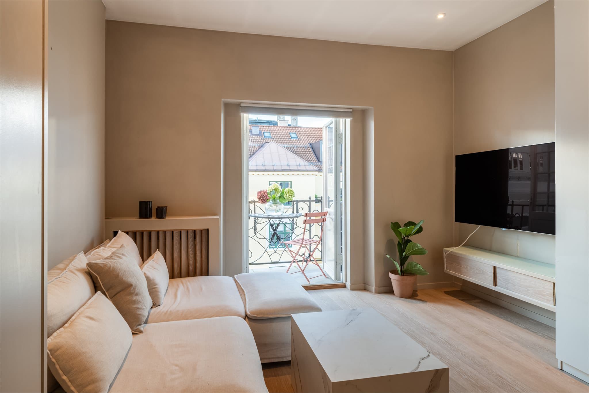 Oppholdsrommet har en takhøyde på ca. 2,64 m, noe som skaper en luftig atmosfære.