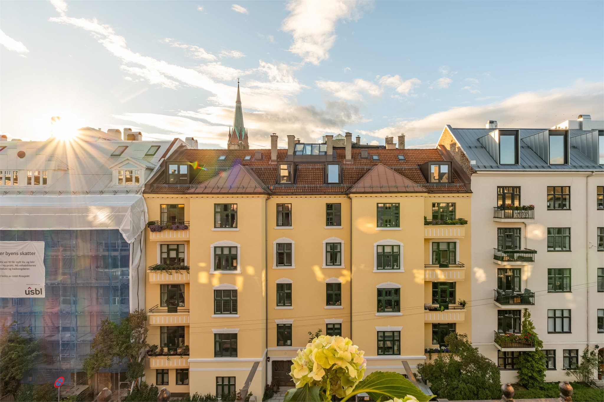 Balkongen på 1,3 kvm ligger nordvestvendt. Her er det plass til et lite cafésett, perfekt for hyggelige og varme sommerdager.