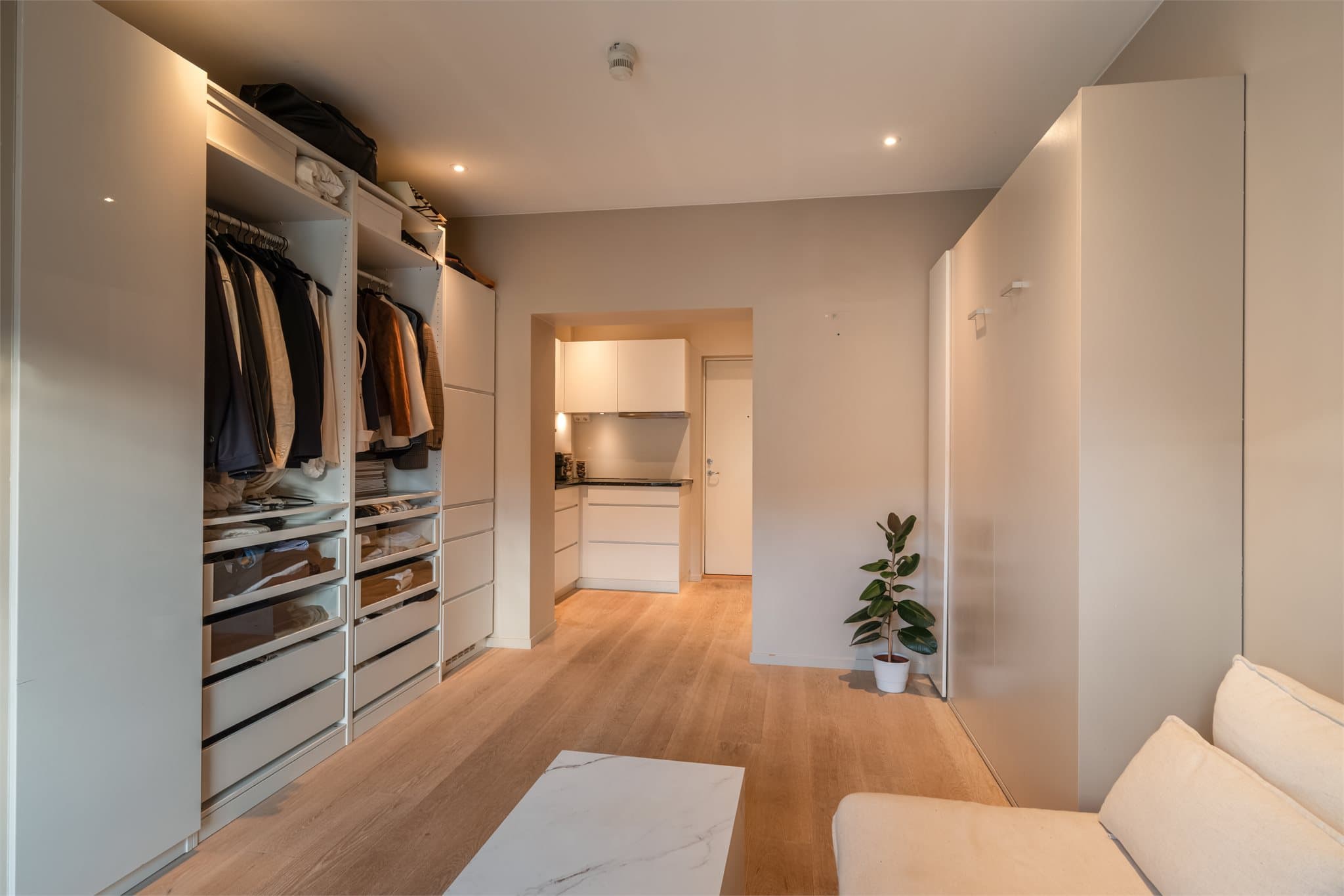 Det er også plass til en praktisk integrert skapseng og garderobeløsning for å utnytte arealet optimalt.