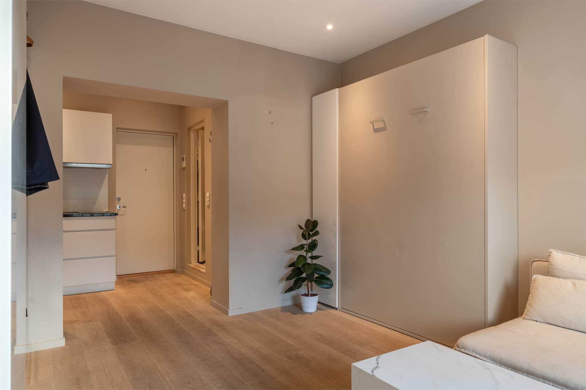 Gulvet er belagt med parkett, oppgradert av tidligere eier i 2021, og taket er utstyrt med downlights.